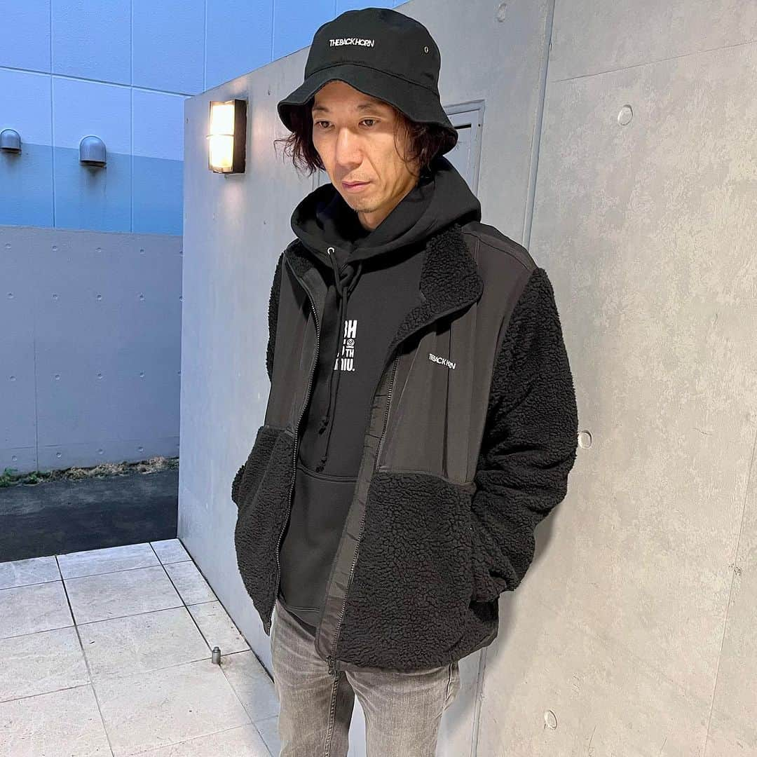 THE BACK HORNさんのインスタグラム写真 - (THE BACK HORNInstagram)「［GOODS①］  THE BACK HORN 25th Anniversary  「KYO-MEIワンマンツアー」〜共鳴喝采〜  ツアーグッズ実物画公開‼️  ▼1-2枚目 共鳴喝采 Tシャツ（ブラック） ¥4,000- サイズ：S/M/L/XL ・着用 L ※実際のバックプリントは1.5cmほど低くプリントされております。  ▼3-4枚目 最後に残るもの Tシャツ （ホワイト/スミグロ）  ¥4,000- サイズ：S/M/L/XL ・着用 ホワイト XL スミグロ L  ▼5-7枚目 イマジネーション ロングスリーブ （ホワイト/ブラック）  Illustrated by 菅波栄純 ¥5,000- サイズ：S/M/L/XL ・着用 ホワイト L ブラック XL  ▼8-9枚目 25th ANNIVERSARY パーカー（ブラック） ¥7,200- サイズ：M/L/XL ・着用 XL  ▼10枚目 ロゴ ボアジャケット（ブラック） ¥8,500- サイズ：M/L/XL ・着用 L  #共鳴喝采 #TBH25th #THEBACKHORN #バックホーン #バクホン」10月9日 19時33分 - thebackhorn