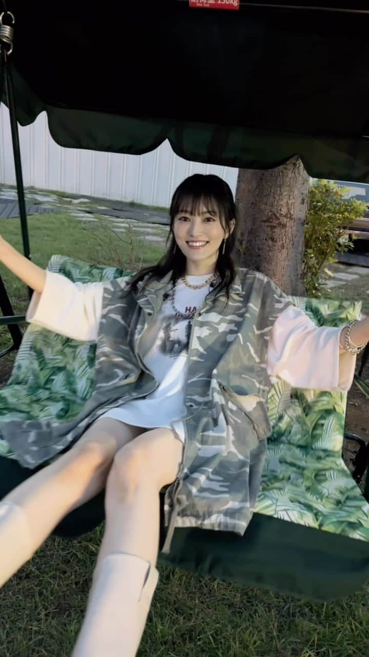 山本彩のインスタグラム：「UNI9UE PARK'23のバックヤードにあった ブランコにはしゃぐ人🙋‍♀️  @nikoand_official さんの秋めいたお衣装も可愛い☺️🍁🍂✨」