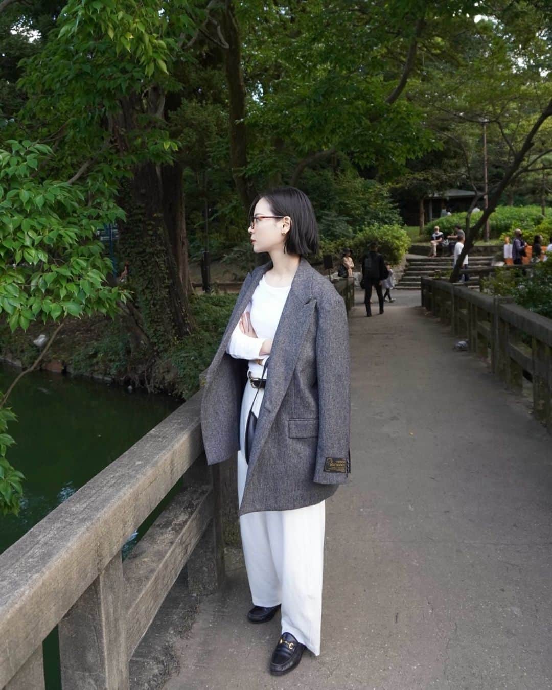 のインスタグラム：「三連休最終日。 また急にグッと冷え込みましたね。  写真は三連休初日。 久々の公園は、気づけば蝉の声も聞こえなくなり、静かで穏やかな空間に。 日中も過ごしやすい気候でワンちゃん連れの方も多く、自然と共にわんこにも癒される至福の時間…♡  静寂な空間は、自分の価値観をより明瞭に感じる事ができますね🌿 これから更に深まる秋が楽しみだなぁ。  暑いかな？と思った厚手のジャケットも、ちょうど良い気温でした🍂 秋服が楽しい季節。嬉しい嬉しい。」
