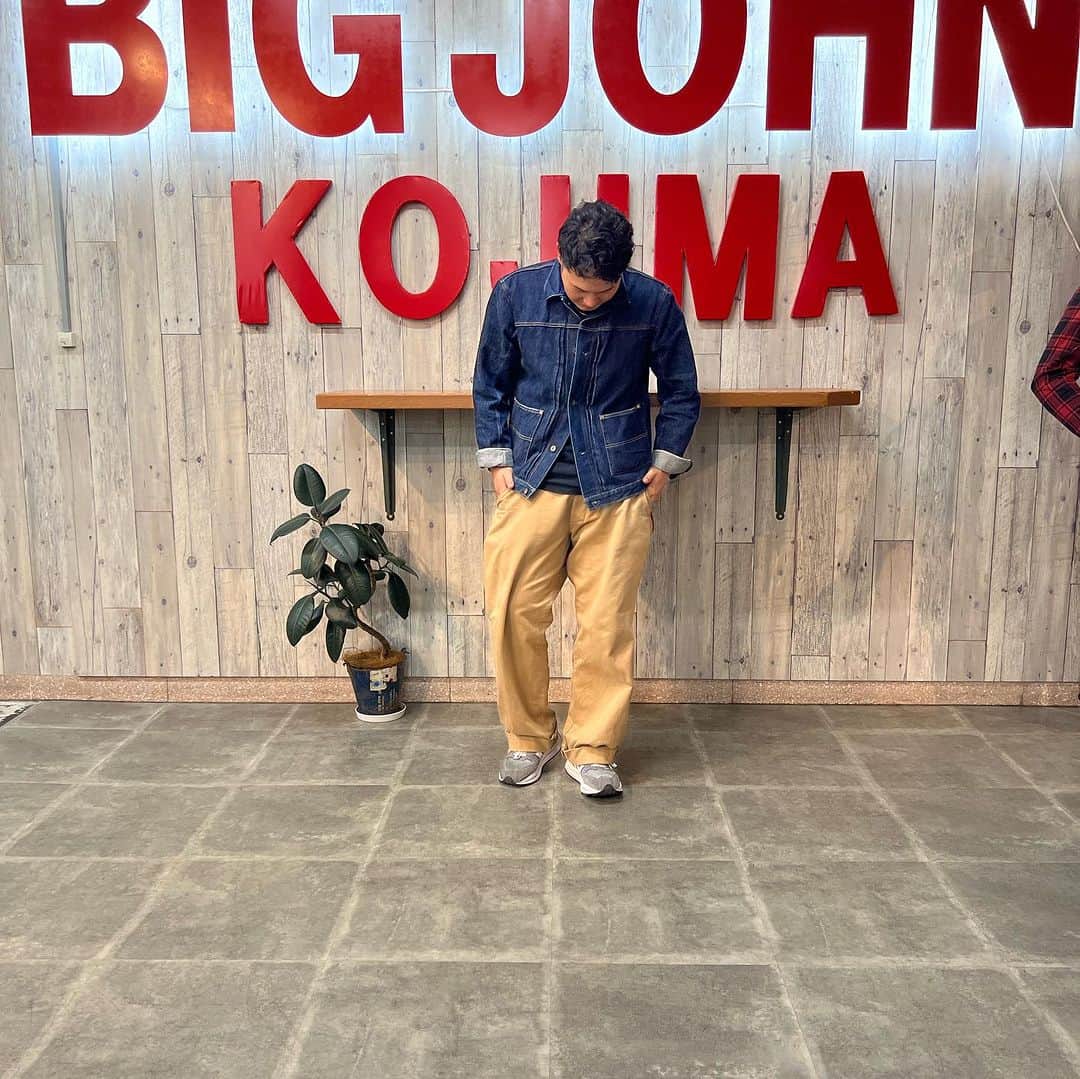 BIG JOHNさんのインスタグラム写真 - (BIG JOHNInstagram)「xxxx-EXTRA JACKET     ✖︎  xxxx-EXTRA CHINOS   　 A Pioneer in Japanese Jeans   -BIG JOHN- From KOJIMA to the world.  ◽️TOYOTA @bigjohnshop  @bigjohnjeans  ◽️A pioneer in Japanese Jeans   -BIG JOHN-    from KOJIMA to the world ◽️   TOYOTA (staff)  #BIGJOHN #bigjohn #RARE#倉敷 #KOJIMA #JEANS #jeans #okayama #denim #TOYOTA #kojimajeans#okayamadenim#japanmade#madeinjapan#original #RAREJEANS  #育てる #ビッグジョン #児島　#ジーンズストリート  #岡山県　#365daysoffade #瀬戸大橋　#indigoinvitational 　#最高の色落ち　#坂本藍聖　#XXXXEXTRA  #姫路　#レザー　#ベルト」10月9日 19時35分 - bigjohnjeans