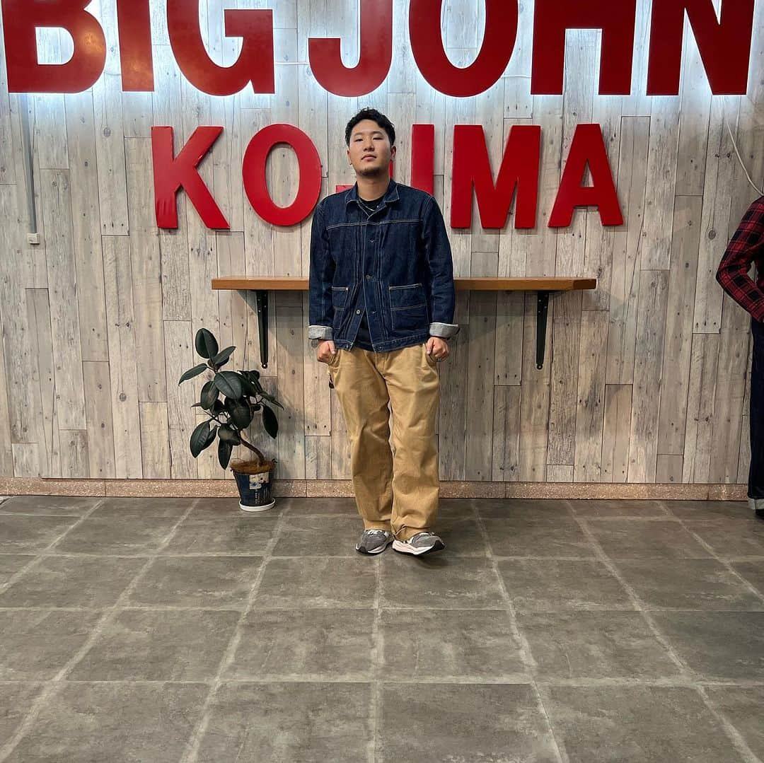 BIG JOHNのインスタグラム：「xxxx-EXTRA JACKET     ✖︎  xxxx-EXTRA CHINOS   　 A Pioneer in Japanese Jeans   -BIG JOHN- From KOJIMA to the world.  ◽️TOYOTA @bigjohnshop  @bigjohnjeans  ◽️A pioneer in Japanese Jeans   -BIG JOHN-    from KOJIMA to the world ◽️   TOYOTA (staff)  #BIGJOHN #bigjohn #RARE#倉敷 #KOJIMA #JEANS #jeans #okayama #denim #TOYOTA #kojimajeans#okayamadenim#japanmade#madeinjapan#original #RAREJEANS  #育てる #ビッグジョン #児島　#ジーンズストリート  #岡山県　#365daysoffade #瀬戸大橋　#indigoinvitational 　#最高の色落ち　#坂本藍聖　#XXXXEXTRA  #姫路　#レザー　#ベルト」