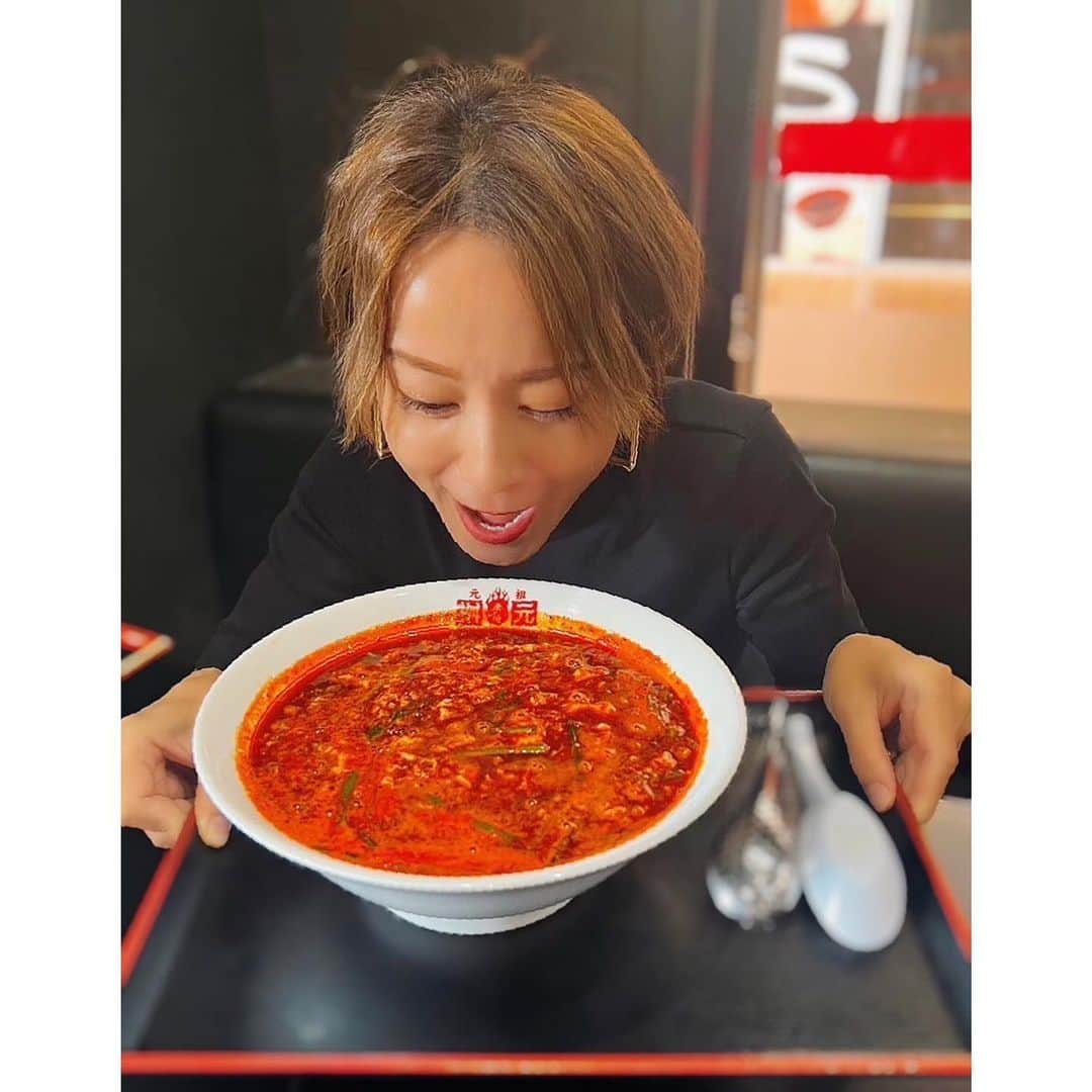 激辛アミーゴのインスタグラム：「大好きな「辛麺屋 桝元」さんへ🍜🌶❗️ 関東にも出店されてからずっと行きたかったお店です😆  YouTubeにアップしてるのでぜひチェックしてくださいね〜🌟 撮影させていただきありがとうございました🙇‍♀️❗️  #あみーゴ25周年 #あみーゴTV #激辛あみーゴ」