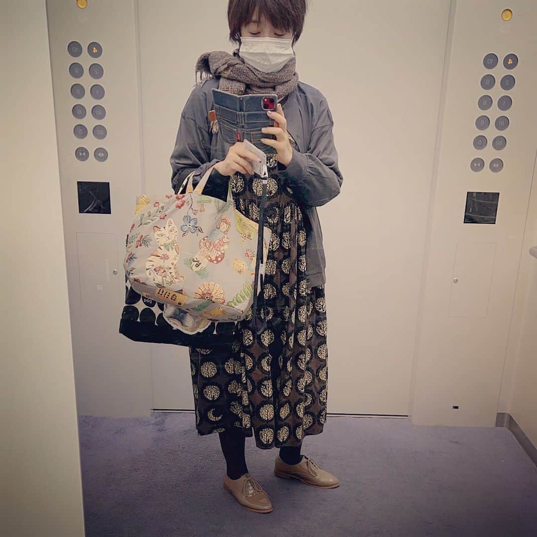 藤田朋子さんのインスタグラム写真 - (藤田朋子Instagram)「寒いっぽい服装  #タートルネックを着ました #タイツを履きました #本日冬到来」10月9日 19時47分 - chiendormant