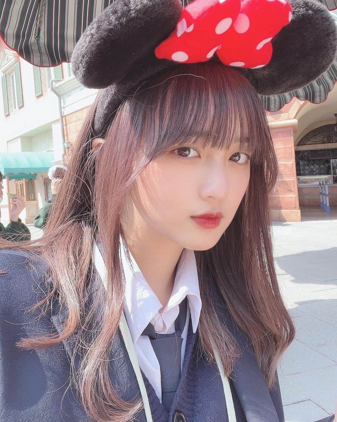 あみち。のインスタグラム：「あみち。です。 20万人ありがとう！！ あみぽい画像沢山貼ってみた笑 めでたい！！めでたいね！！  少し自分のことを話そうかなと思います💭  あみは今まで誰に対してもオーダーメイドの自分で接するような感覚で、相手の顔色見たり好みを探ったりして人によって自分を変えることか普通だった。相手が悪いことを言った時に楽しそうにしたもんなら、悪いことを沢山言ったり、頭がいい人が好きなんだと思ったら勉強をガンバったり、どれが本当の自分か自分でも分からなかったり、その相手が求める完璧な人に当てハマろうとして頑張ってた（？）  でもそうするとさ完璧になっちゃうと、完璧じゃない所が目立っちゃうのかなぁって今は思うけど、少し本当の自分を見せた時に注意されたり離れてしまったりされて、本当の自分を見て貰えない悲しさとか本当の自分ってどんだけ醜いものなのかって考えて消えたくなることがあった  少しして、活動が始まって 少しずつ、オーダーメイドで接することを辞めることが出来てきた （未だにやっちゃう時あるけどね笑） これは完全にみんなのおかげで、みんなが少しずつあみが、キャラを守れなくてだけど自分を出していっても素敵な言葉をくれるから、そのままの自分でも受け入れてくれる人がいるんだって思ったら、どんどんそのままの自分が出てきて、今は自分がどういう人か少しずつわかるようになったし、その自分について自信を持つことが前よりできているような気がします。ありがとう。 炎上しちゃった時も、辛かったし、行為自体しか世間は見てくれないからその時の背景とか、気持ちとか、あみの過去のこととか、知らないくせに、と思ってしまったり、知ってもきっと、他人のことは行為でしか計れないからもうあみという人自体が世間から最悪の印象で認められたしまった、と、 終わった気持ちになったけど それでもあみ自体を見てくれる人の存在だったり、（その人たちの存在を否定してくる人もいてそのコメントは少し辛いんだけどね）これからを見るよ、頑張れって人たちが、存在してることがあみにとってとても救いでした！！ 今では笑い話にしてみたり、ネタにしてみたり、あみが前を向いて進めるのは、そういう皆が、こういう人もいるんだと思わせてくれたおかげなので、今こうやって応援してもらえる現実を見せてくれてありがとうの気持ちです。ありがとうね！！！  最近は、嫌なことは嫌だと言うことが出来たりするんだけど、言えなかった時よりはいい事なんだけどね、ちょっと言い過ぎちゃったり、ライブで体調が悪い時におなかいでぇよ〜ってしたり、切り抜かれたら困るような愚痴話したり、🤣病んだらxで病みツイしたり、外で話しかけるの禁止にしちゃったりね、笑笑みんなに甘えてそういうことしちゃうからそこを反省しています。。  みんなに甘えるところは甘えさせてもらって、しっかりする所はしっかりして！ そういう加減が出来るようにします！！！  こんな感じで未だに人として成長中のあみですが、もう既に応援してくれてる人がこんなに居るのが幸せです。とても優しい皆だなぁと思います！ありがとう！！  あみが何を考えてるのか分からない人が多いかなと思ったのでせっかくの節目に今までの感謝と今後の抱負を表してみました笑笑 こんなあみさんですがこれからもよろしくね！！！ YouTubeも頑張りたいっ💪！！」