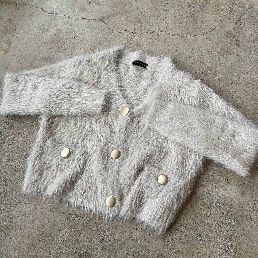 イタフラ（ナチュラル服のイタフラ）さんのインスタグラム写真 - (イタフラ（ナチュラル服のイタフラ）Instagram)「@italietofrance_official ☜サブ垢。 （モデル募集中）  ジーユー神アイテムと 金ボタンとふさふさシャギーが シンプルで可愛いカーディガンと合わせてみました🍂  カーディガンは高見え要素が盛りだくさんで プチプラに見えないデザインです🔖  実店舗でも人気のアイテムで すでに爆売れ中の為残り僅かです。 よろしくお願いします💨  @italietofrance  ✔︎オータムセール開催中  シャギーニットカーディガン☞イタフラ ハートデザインデニムパンツ☞イタフラ プリーツパンツ☞しまむら ストレートパンツ☞grl バッグと靴☞ジーユー  #GU#gu購入品 #GUコーデ#gu_for_all #ジーユー#ジーユーコーデ #ジーユー購入品 #ジーユーマニア #ジユジョ #UNIQLO#ユニクロ#しまパト #しまむら#しまむら購入品 #しまむらパトロール #しまむらコーデ#zara #ザラ#wego#grl#grl購入品 #grlコーデ #グレイル #グレイル購入品 #グレイルコーデ #カーディガンコーデ #カーディガンコーディネート #鹿屋#鹿児島#ベージュコーデ」10月9日 19時41分 - italietofrance