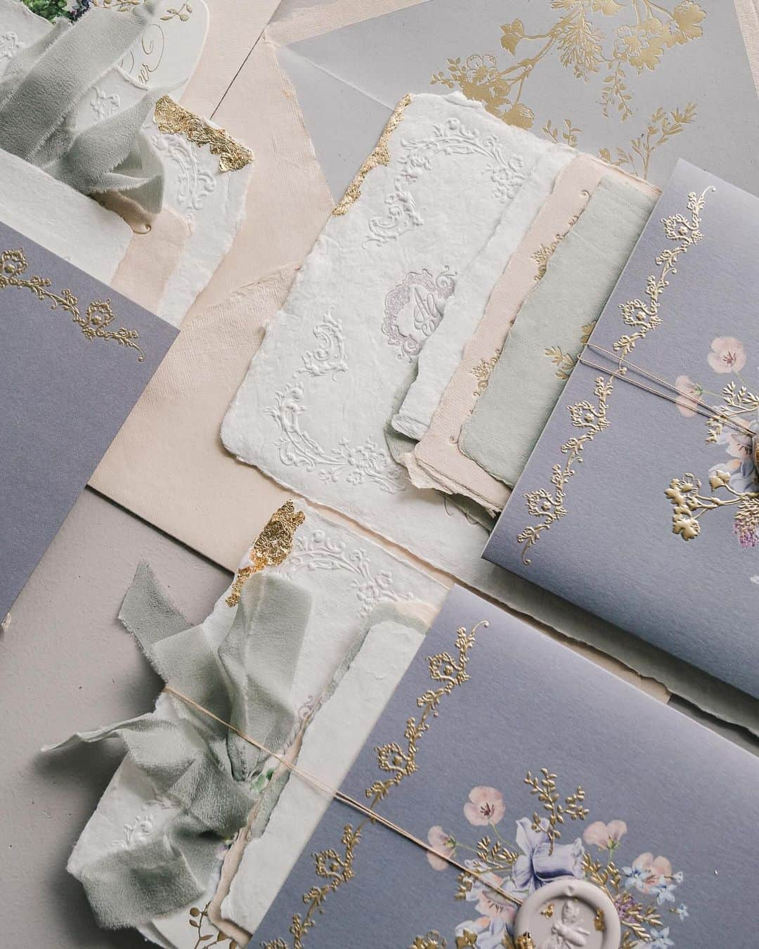 Veronica Halimさんのインスタグラム写真 - (Veronica HalimInstagram)「One year ago, we had the pleasure of designing this lovely invitation suite for Gianna and Andrew. Sending them warm wishes on their anniversary! —  #villabalbiano #destinationwedding #lakecomo #lakecomowedding #truffypi #weddinginvitation #bespokestationery  #weddinginspiration #カリグラフィー　#ウェディング　#ウェディングアイテム #weddinginspiration #weddingdesigner #papers #goldfoil #weddingtrend #veronicahalim #weddingpapers #ldvh」10月9日 19時43分 - truffypi