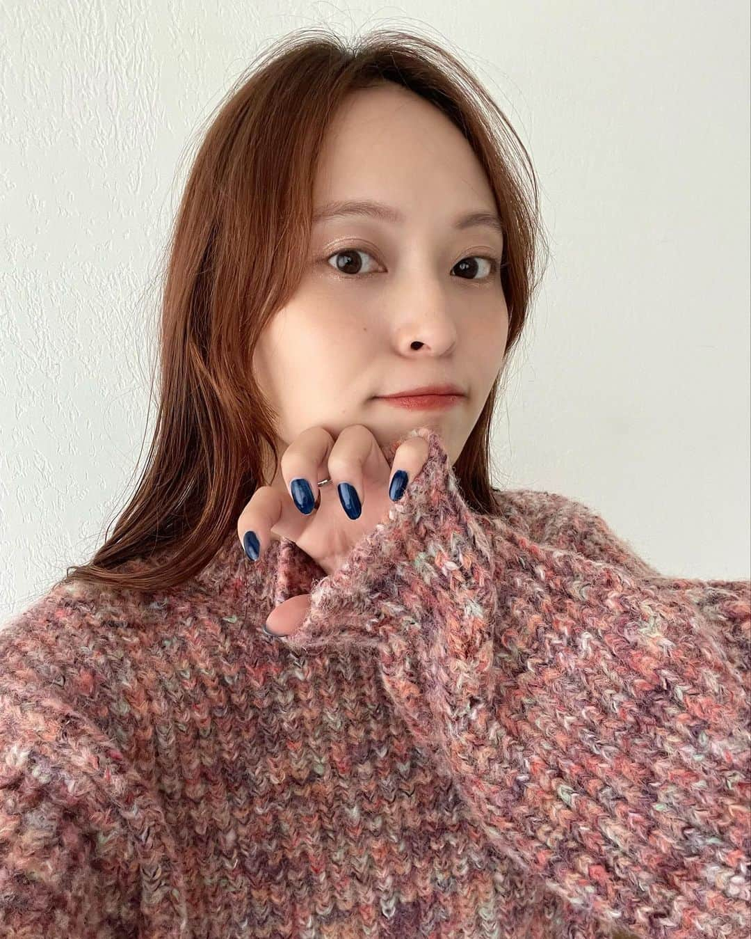 榊本麻衣さんのインスタグラム写真 - (榊本麻衣Instagram)「💅.*･ﾟ ⁡ ⁡ 珍しくブルーネイル💙 ⁡ 1度塗りでも発色が良くて綺麗😌 ⁡ ⁡ 最近ポリッシュもジェルも どんどん増えて行く〜💅 ⁡ どんな秋ネイルしよっかなぁ🌰✨ ⁡ ⁡ #nail #mai___nail #art #newnail #セルフネイル #ジェルネイル  #ネイル  #セルフネイル部 #ニュアンスネイル #ニュアンスネイルデザイン #ネイルデザイン #秋ネイル #テラコッタ  #Blue #ブルー #ブルーネイル #ポリッシュ #マニキュア」10月9日 19時49分 - maipipii