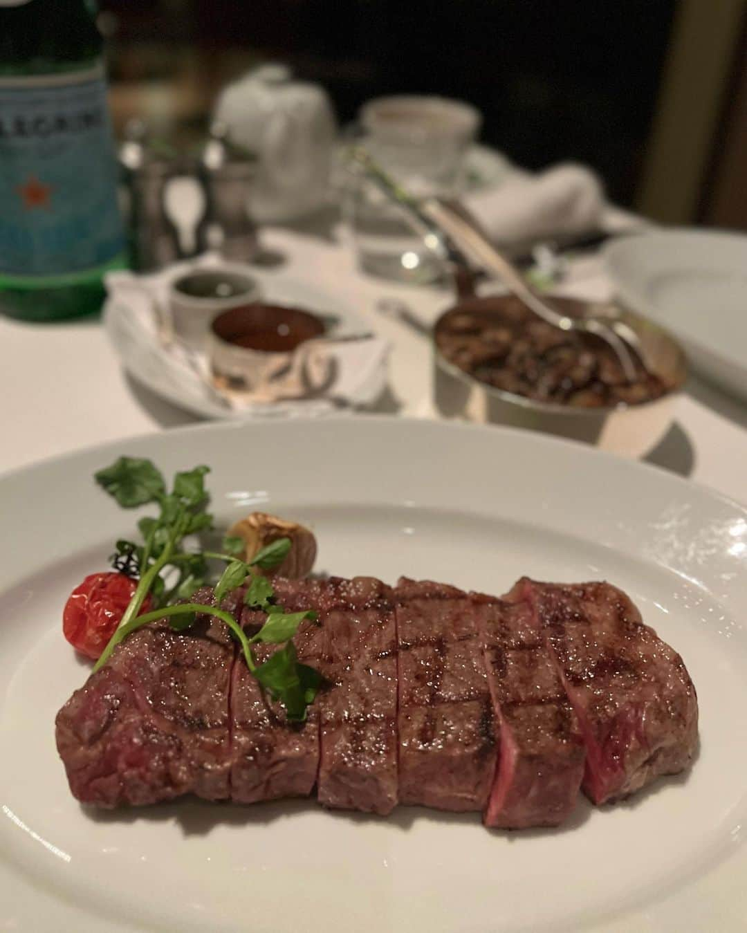 高倉絵理さんのインスタグラム写真 - (高倉絵理Instagram)「先日の会食は 「グランド ハイアット 東京」の ステーキハウス 『THE OAK DOOR (オーク ドア)』で。 @grandhyatttokyo   雰囲気が良く落ち着いた店内。 会食にも使い易く昼夜問わず行きやすいので 月に何度も行っているお店。  やっぱりお肉が美味しい♡  📍  THE OAK DOOR(オーク ドア) 東京都港区六本木6-10-3 六本木ヒルズ グランド ハイアット 東京 6F @grandhyatttokyo   #グランドハイアット東京 #grandhyatttokyo #grandhyatt #hyatt #tokyo #東京 #六本木 #RoppongiHills #besthotels #TheOakDoor #ステーキハウス #オークドア #六本木ディナー #六本木グルメ #肉食女子 #港区グルメ」10月9日 19時45分 - eri_t28