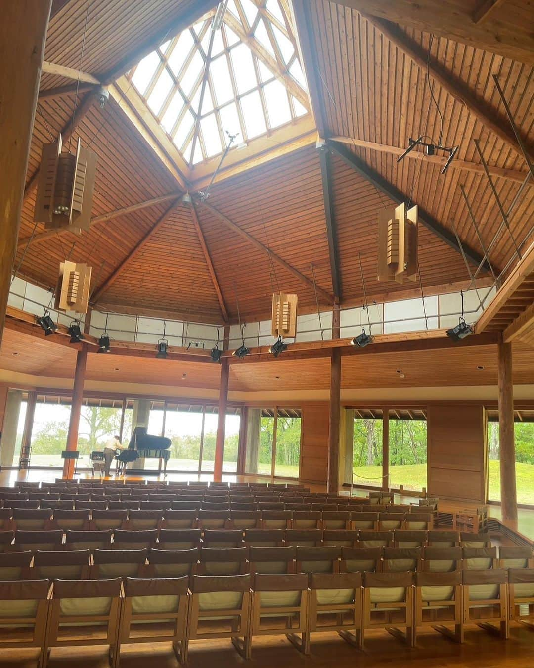 田中彩子のインスタグラム：「Recital Concert at Yatsugatake, Nagano. Great hall around beautiful Nature. 🌿 八ヶ岳高原音楽堂リサイタルコンサート 雨の中お越し頂いた皆さまどうもありがとうございました☺️ 緑に囲まれた素晴らしいホール。 空気が美味しくて静かでまた行きたい素敵なところでした。 暖かいスタッフの皆様もどうもありがとうございました🌿🌿 @yatsugatake_kogen_lodge  ピアニストは川田健太郎さん @kawadakentaro  来週からのツアーもご一緒です！ #田中彩子 #川田健太郎」