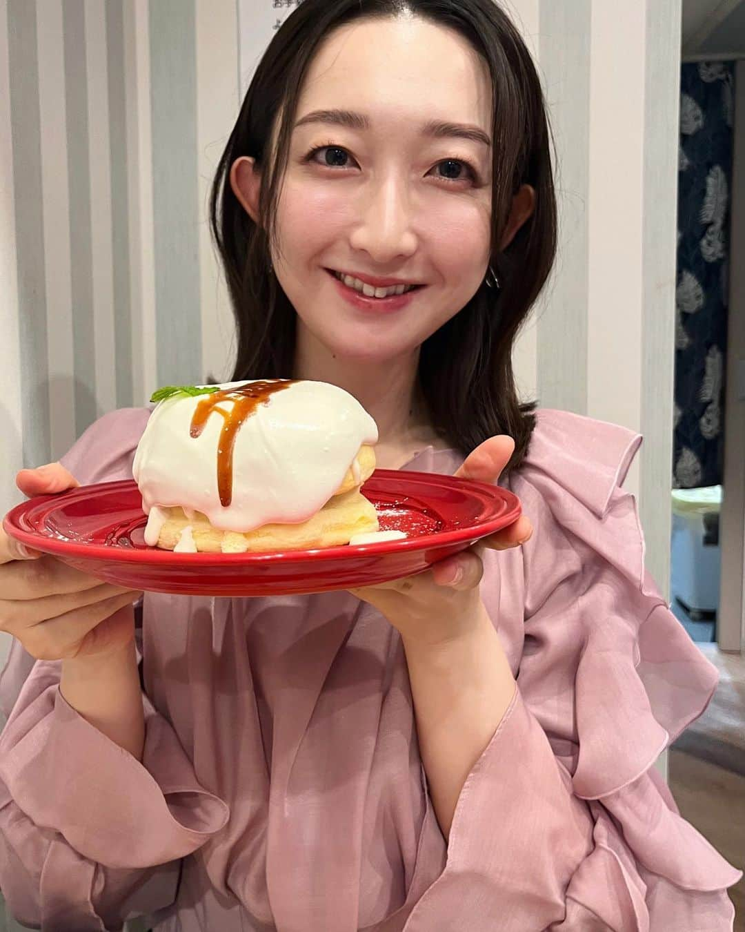 竹上萌奈のインスタグラム：「⁡ 🍔→ 🥞→🍗 ⁡ 🍜 ⁡ #食欲の秋 ⁡ ほんとに、おなかすきません？🤔 ⁡ 最後は毎日食べている 社食の肉そば(肉ダブル)唐辛子大盛り🔥です ⁡ 食べすぎてて、私が食堂に顔を出すと、何も言わなくても蕎麦を茹で始めてくれる😂 ⁡ #肉そばの女  ⁡ ⁡ ⁡ ⁡ #ハンバーガー #パンケーキ #チキン #肉そば #激辛 #グルメ #三連休 ⁡」