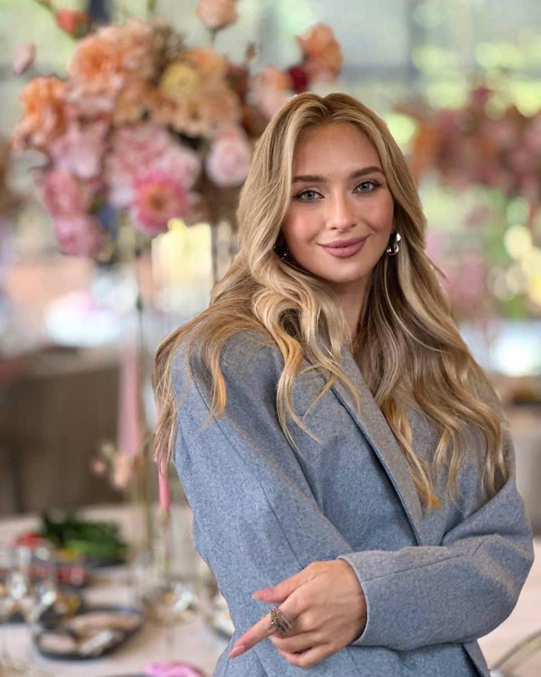 ヴィクトリヤ・シニツィナのインスタグラム：「Были на свадьбе у друзей! Счастья молодой семье 🙌🏻😘」