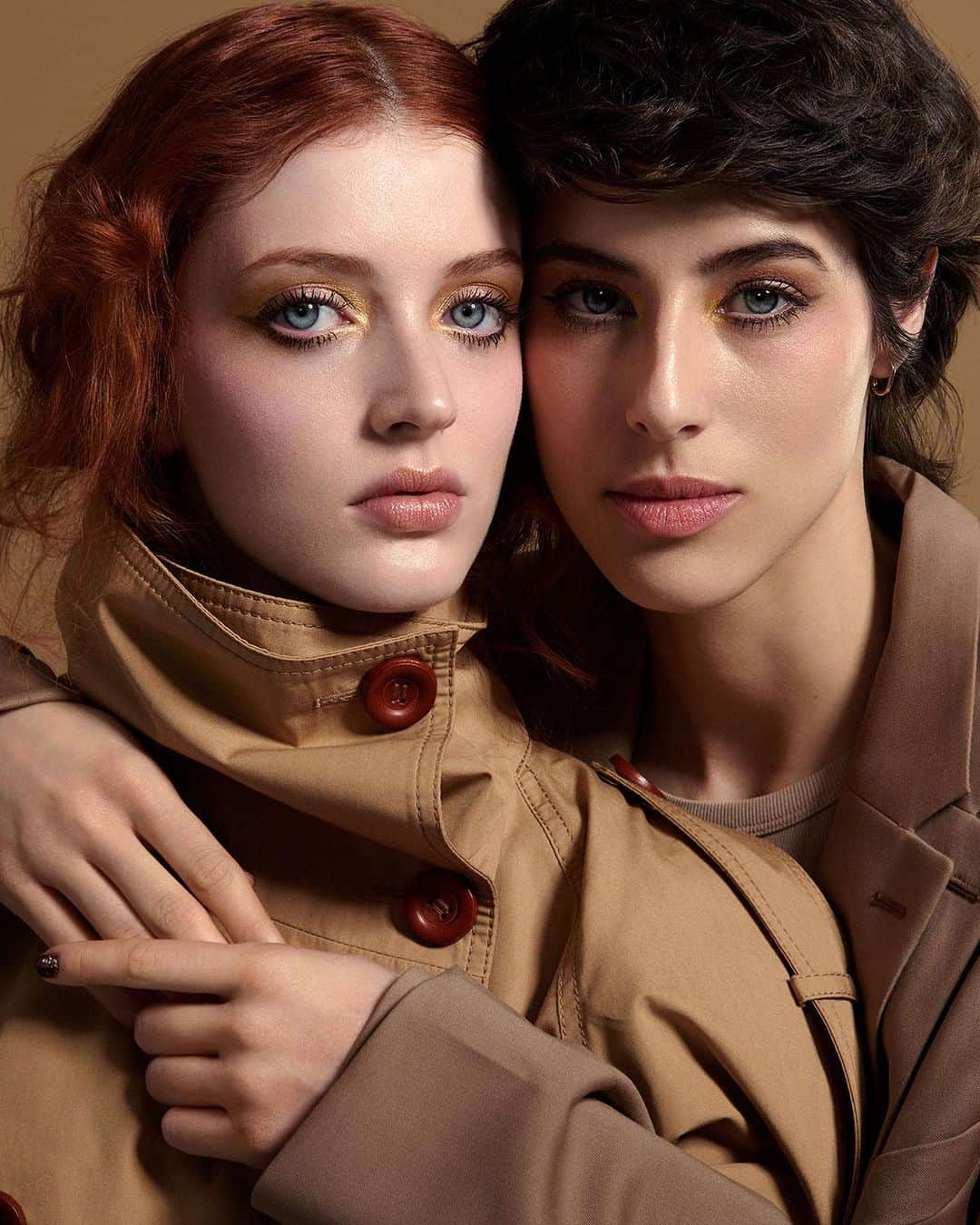 THREEのインスタグラム：「2023 HOLIDAY MAKEUP COLLECTION CONCEPT  “SACRED GEOMETRY” 愛の黄金比  冬の空。星屑たちが眩い光を静かに放ち、 恋人たちのキスを照らす。 輝き、一瞬の力強いロマンティック。 神聖なオーラに包まれる黄金のモーメント。  愛に満ちたシェイプとカラーを描く、 「クリムト」の絵画。 それは、人と人がコネクトして生まれる 唯一無二のパワー。 完璧なるゴールドが究極のフォーメーションを紡ぎ出す。  重なって溶け合う。繋がって広がる。 偶然に纏う繊細なジオメトリックは、 意図せず“自分だけ”の美しさを生み出す。 時を超えて届けられる黄金比。 個性が解放されるフルイディティ。 多彩なゴールドのニュアンスが あなたの愛と表情を包み込むー  そのきらめき、THREEのホリデー・コレクションとともに。  #threecosmetics #Three2023HolidayMakeupCollection #ホリデーコレクション」