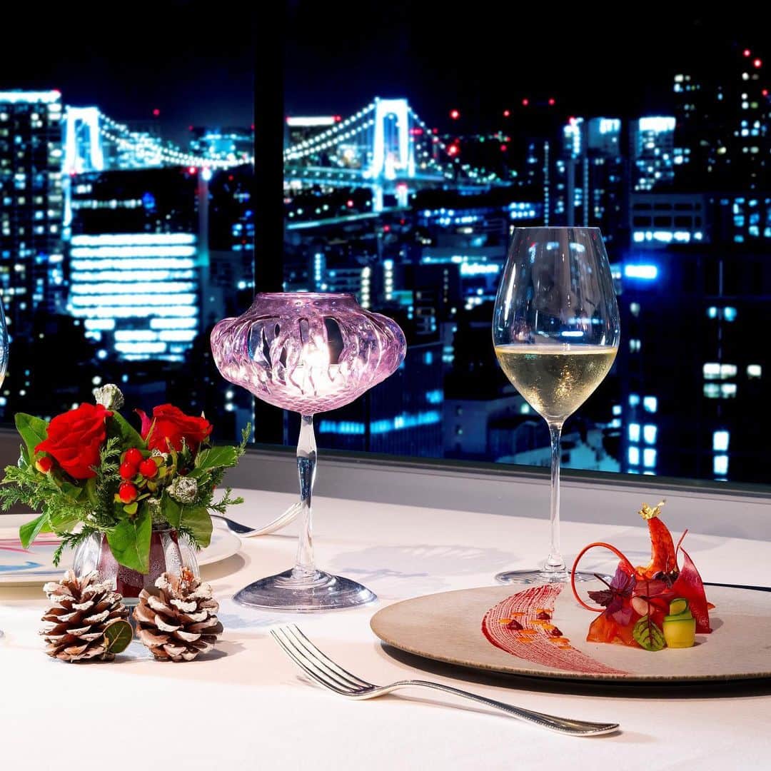 ザ・プリンス パークタワー東京さんのインスタグラム写真 - (ザ・プリンス パークタワー東京Instagram)「今年のクリスマスは、東京の絶景を臨むホテルで特別なひとときを。  煌めく東京タワーとともに過ごすステイプランや、東京の夜景に包まれる「レストラン ブリーズヴェール」でのスペシャルディナーで思い出に残る1日を。  ご自宅で楽しむクリスマスケーキも🎂  Experience a truly magical Christmas this year with breathtaking views of downtown Tokyo 🗼  Take advantage of our special accommodation packages or delight in a luxurious dinner surrounded by mesmerising nightscapes at the BRISE VERTE restaurant.  We also have a couple of glamorous Christmas cakes for your holiday home parties 🎂   Share your own images with us by tagging @princeparktowertokyo —————————————————————  #theprinceparktowertokyo #tokyo #ThePreferredLife #ザプリンスパークタワー東京  #クリスマスの過ごし方 #christmas #holidayseason #christmastree」10月9日 19時55分 - princeparktowertokyo