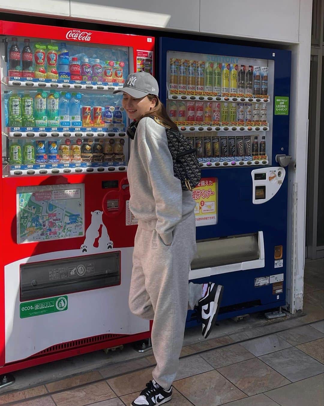 のインスタグラム：「Go to OSAKA〜💨!!!sweat outfits🎧 名古屋も少し寄れた！！✌︎  会社のメンバーで大阪出張に！🏃 サービスエリアはしゃぎすぎて思い出過多〜  The back of the first photo is a Japanese vending machine! 📷 🇯🇵 Many people from abroad are often amazed by these vending machines. In the winter, you can also find hot drinks available, and there are various types of vending machines. Vending machines are everywhere in Japan, and they are considered a norm here:)」