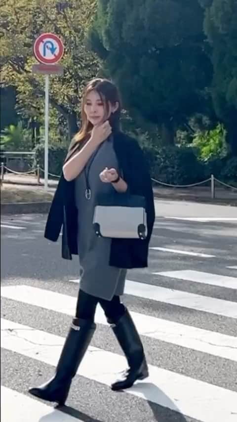 mi01ki24のインスタグラム：「UNIQLO Cコーデ 何年ぶりかに履きたくなったミニスカート🩶 タイツにロングブーツ合わせなら許されるかな🫣  今年はお気に入りのブーツに合わせて ミニのコーデにも挑戦したい🫶  jacket… @zara knit/skirt… @uniqlo @uniqlo_jp   bag/boots/accessory… @hermes」