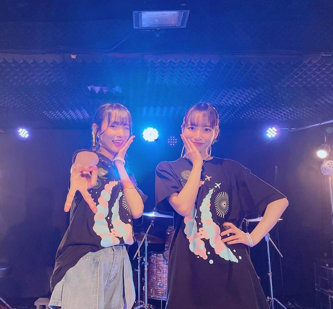 のインスタグラム：「⁡ ⁡ はせの地元新潟県長岡市での凱旋ライブ終了！ お越しいただきありがとうございました💖 ⁡ 楽しかった〜！！ ダブルアンコールもありがとうございました✨️ ⁡ 今日はふたりでお揃いのリボンヘア🎀 ⁡ ⁡ ⁡ ⁡ ⁡  #わた雪ツアー #わた雪 #ビタスイ #新潟 #長岡 #bittersweet #田﨑あさひ #ツアー #tour」