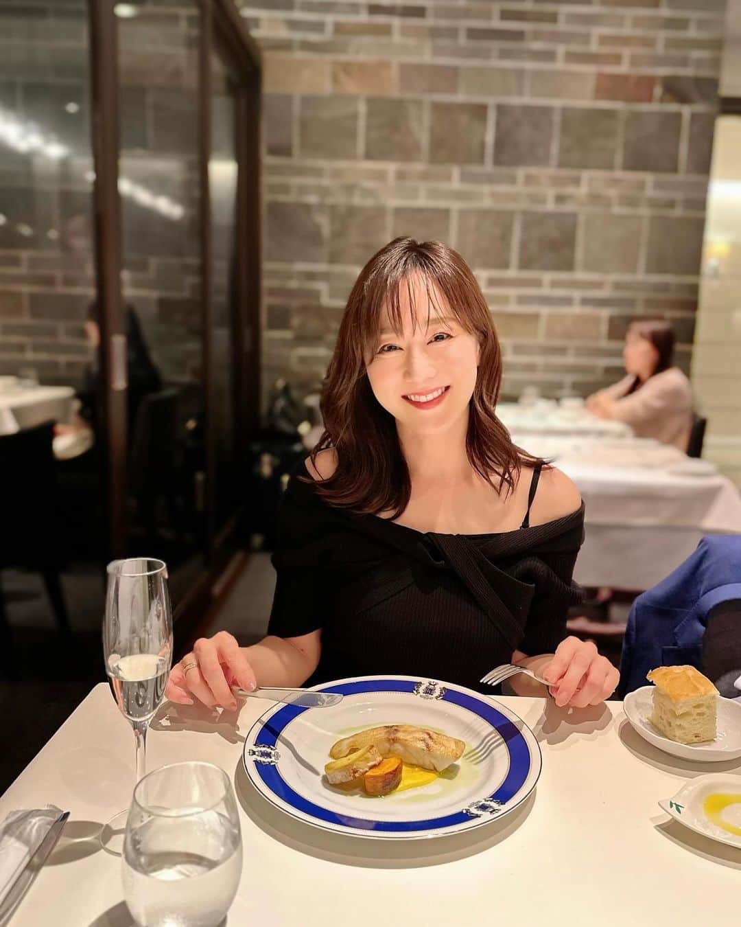 村上麻衣のインスタグラム：「楽しいとつい写真を撮り忘れてしまいます。  東京ステーションホテル地下にある 📍 リストランテ＆ワインバー エノテカノリーオ／東京ステーションホテル 東京駅から徒歩１分♪ 美味しくて、また行きたいなーと思ったお店でした。  この日は25年前広島時代からの同僚達でごはん。 「昔より痩せたねーっ」と言われました。 え？ 今でもむっちり党の党首なのに、 どれだけパンパンだったの？😅  縁があるのか、 25年間でなぜかよく住んでるところが同じになり、合流してしまう。 「20年前は広島で一緒に瀬戸内海ドライブに行ったね」 「10年前は名古屋で一緒に温泉に行ったね」 「次は千葉でゴルフに行こう」 という会話でした⭐️  人とのお付き合いは長い方です。 皆さまもぜひ、私と末永くお付き合いくださいませ🤍  . . 今日は本当に寒いですね。 あったかくして本当に気をつけて、 風邪ひかないようにしてくなきゃですね☘️  #東京駅グルメ #東京駅 #東京グルメ #東京駅ディナー #tokyo」