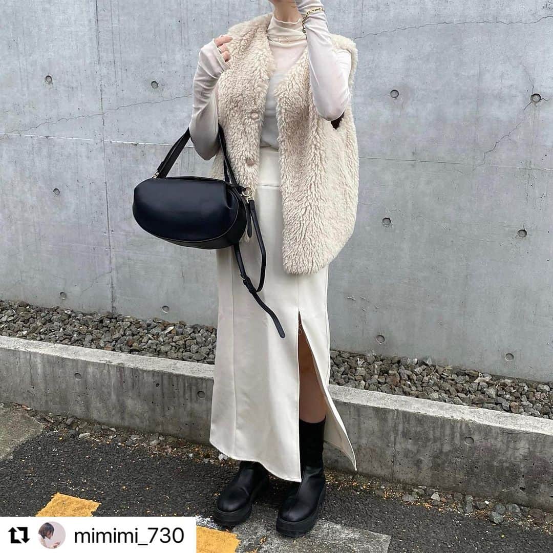 のインスタグラム：「@mimimi_730 さん❤️素敵な投稿ありがとうございます😍  #Repost @mimimi_730 with @use.repost ・・・ ⁡ ・ ⁡ ▶︎LBC リバーシブルボアファーベスト ( @lbc_official_ ) ⁡ ⁡ トレンドのボアベスト🫶 ⁡ LBCのボアベストはボアとスエードの リバーシブルタイプです🥰✨ わたしはボアがすきなので ボアをメインに着ております❣️ ⁡ コンパクトなサイズ感なので きれいめコーデにも合うアイテム！ アイボリーを選んだけど、ブラウンも かなり可愛い色味なのでおすすめ🥳🌼 ⁡ ぜひチェックしてね🌈 ⁡ ⁡ ⁡ WEAR☞mio730 ⁡ ⋆*-----------------------------------⋆* ⁡」