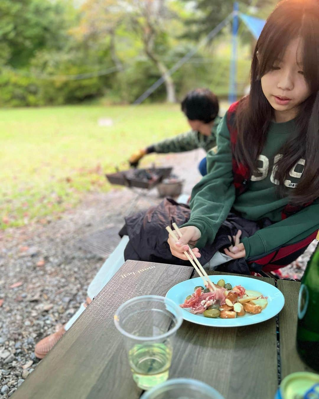 AYUMIさんのインスタグラム写真 - (AYUMIInstagram)「久しぶりのファミリーキャンプ🏕️ 第二子の娘が0歳の頃にはじめたキャンプ 家族でたくさん行ったね☺️  子どもたちが大きくなってきて忙しくなると キャンプから1日でも楽しめる登山にシフト 最近は家族そろってのアウトドアは 貴重な時間になりました  この場所は子どもが小さい頃から 何回もきた思い出の場所🍀  今回はテントをはらずにコテージ泊に。 雨だからちょうどよかった  大きなモンベルのタープをはって 風がなかったので外での時間も 快適にすごせました🏕️✨  源泉かけ流しの温泉に入って 自然に癒された家族時間  #今日という日にも感謝して💫   #元気で大きくなぁれ💫   #AYUMIアウトドア #ファミリーキャンプ #アウトドア #コテージ #源泉掛け流し  #温泉 #AYUMI温泉ソムリエ #タープ #テーブル #ウェア #montbell #イス #helinox」10月9日 19時58分 - ayumiayunco