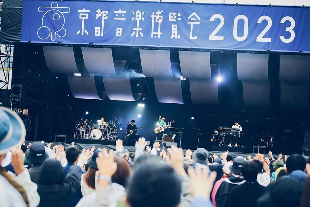 片岡健太のインスタグラム：「¨京都音楽博覧会2023¨  本当にありがとうございました。 くるりに呼んでもらえて心底幸せです。 夢のような一日。  Photo @tetsuyayamakawa   #音博 #京都音博2023 #くるり #sumika」