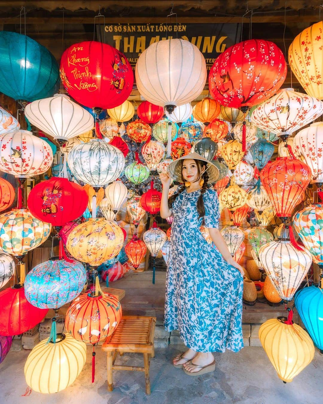 ももせゆきさんのインスタグラム写真 - (ももせゆきInstagram)「Vietnam🇻🇳trip photo   location📍Hoian night market  Hoianに来たら撮りたかった憧れのランタンの写真🫶 ランタンが飾ってあるお店は、An Hoi Bridge の近くのナイトマーケットを歩いてるといくつか見つかります🏮  店員さんに10,000VND（￥60くらい） 払うと撮ってくれるよ📷 もちろん自分たちで撮ってもOK👌 ・ 🏷 #vietnamtravel #vietnam #ランタン  #ベトナム旅行 #ベトナム#ベトナム観光  #ホイアン #hoian #hoiantrip  #hoiantravel #visitvietnam  #travelphotography  #instavietnam  #explorevietnam  #vietnamairlines  #hoianancienttown #hộian  #海外旅行 #海外旅行好きな人と繋がりたい  #genic_mag #retrip_global   #カメラ女子 #カメラ好きな人と繋がりたい  #ファインダー越しの私の世界  #女子旅 #タビジョ#discovervietnam  #traveltheworld」10月9日 19時59分 - momoyu1125