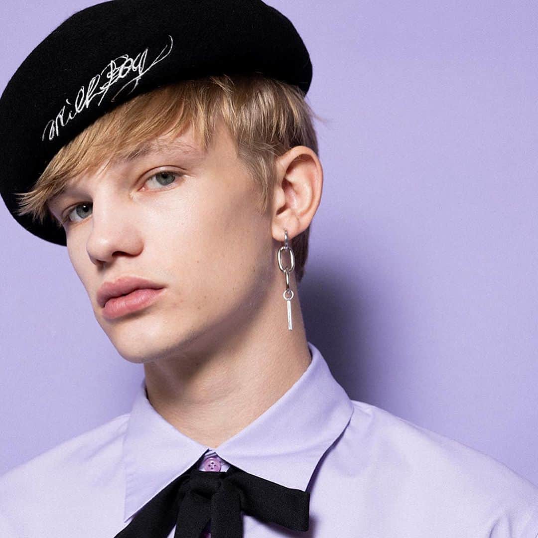 ミルクボーイのインスタグラム：「MILKBOY 2023 WINTER COLLECTION  BAR EARRING ¥6,600-.  連なるチェーンにロゴプレートをつけたイヤリングが入荷しました⛓🖤  #milkboy」