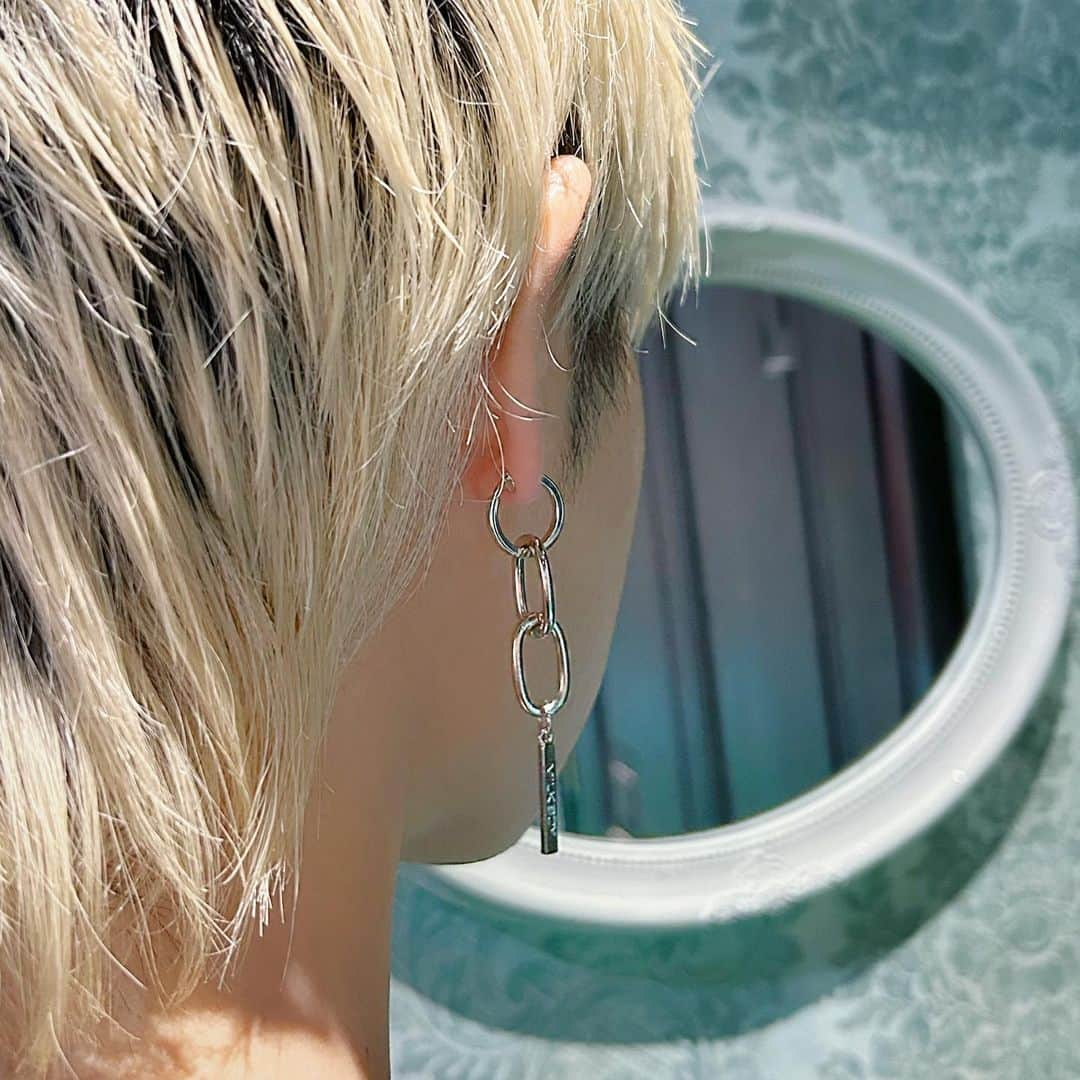 ミルクボーイさんのインスタグラム写真 - (ミルクボーイInstagram)「MILKBOY 2023 WINTER COLLECTION  BAR EARRING ¥6,600-.  連なるチェーンにロゴプレートをつけたイヤリングが入荷しました⛓🖤  #milkboy」10月9日 19時59分 - milkboyharajuku