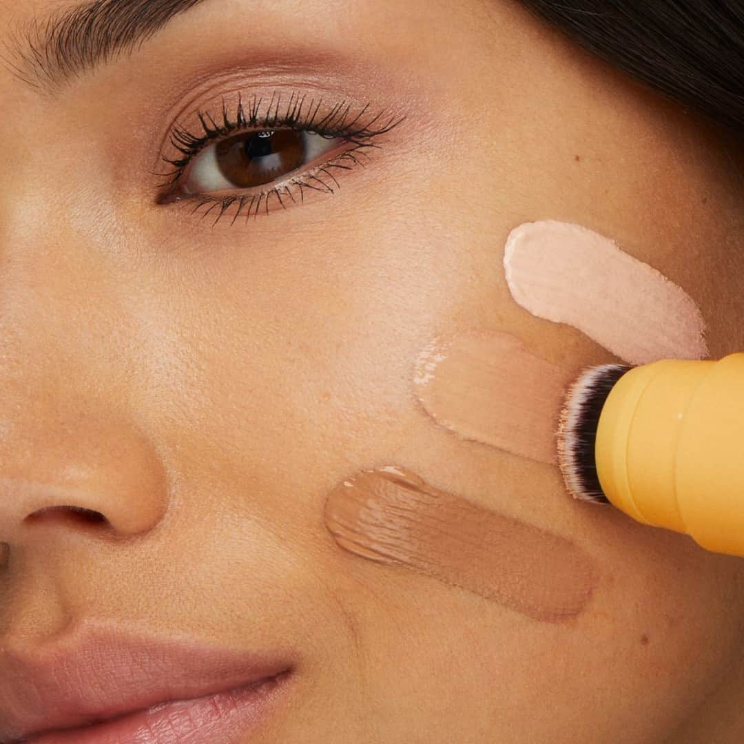 のインスタグラム：「Get a natural and radiant complexion with our #KIKOCrazy90s Velvet Sheer Foundation!⁣ 💛 Enriched with shea butter, hyaluronic acid, vitamin E, and aloe vera⁣ 💛 Offers buildable coverage with a matte finish⁣ 💛 Includes a handy built-in brush for smooth application⁣ ⁣ #KIKOMilano #foundation #foundationshade #hydratingfoundation #flawlessskin⁣ ⁣ Velvet Sheer Foundation 01, 04, 06 - Comb & Define Eyebrow Mascara 04 - 36h Lasting Volume & Length Effect Mascara - Roller Serum Lip Balm⁣ ⁣」