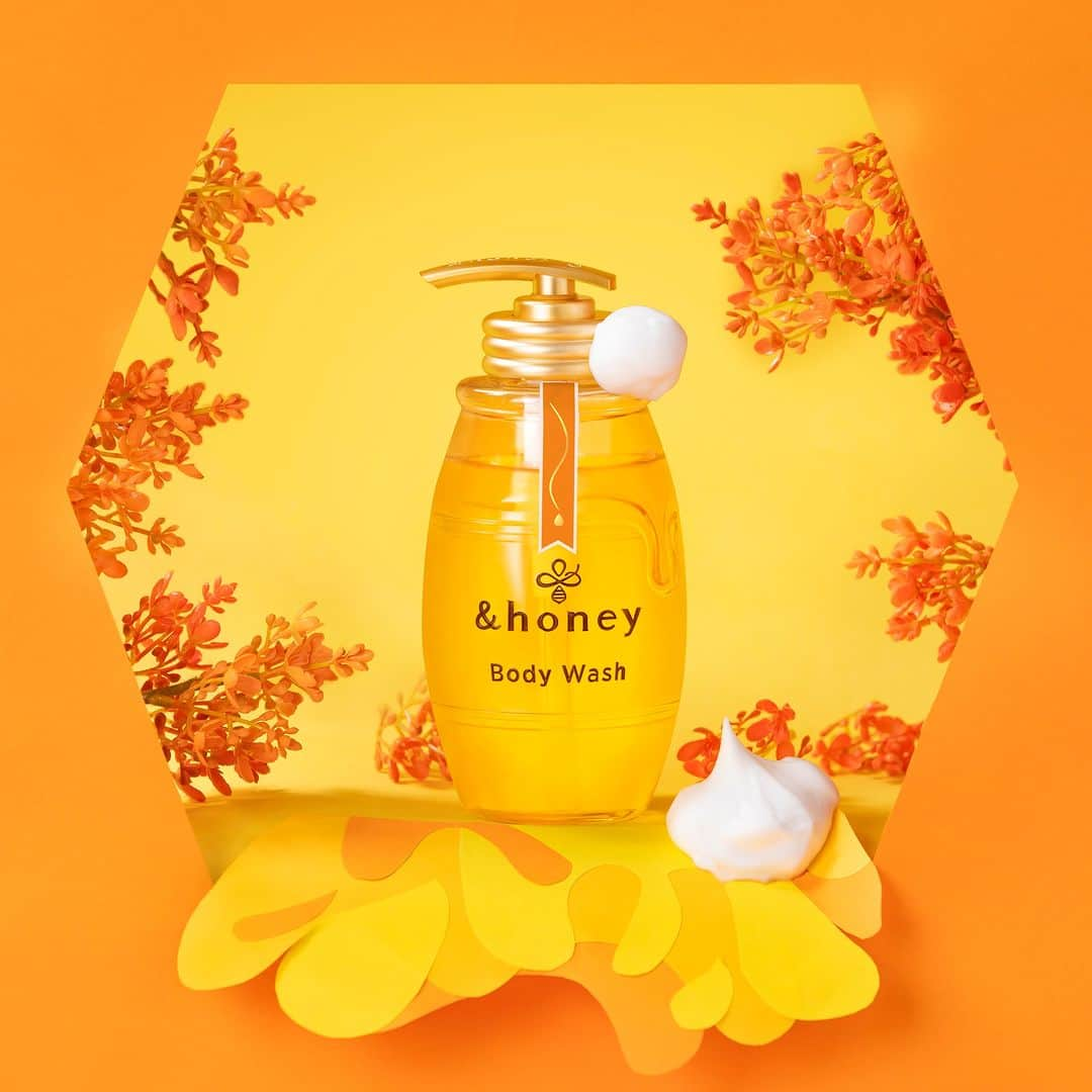 &honeyのインスタグラム：「＼乾燥肌が気になる皆様へ🌟／ &honeyから発売したボディウォッシュディープをご紹介します🧡  ディープはしっとりタイプで 乾燥肌が気になる方におすすめのアイテム🫧🍯 香りは金木犀ハニーの香り🌼  冬に備えてこの時期からうるおい力をプラス✨ ディープハニーのボディウォッシュでしっとり保湿して「うるぷる肌」を手に入れましょう🐝🍯  #andhoney #アンドハニー #はちみつ美容 #ボディソープ #ボディケア #オーガニックボディソープ #オーガニックボディケア #金木犀 #美肌 #潤い肌 #うるおい肌 #ツヤ肌作り #ボディウォッシュ #ディープハニー」