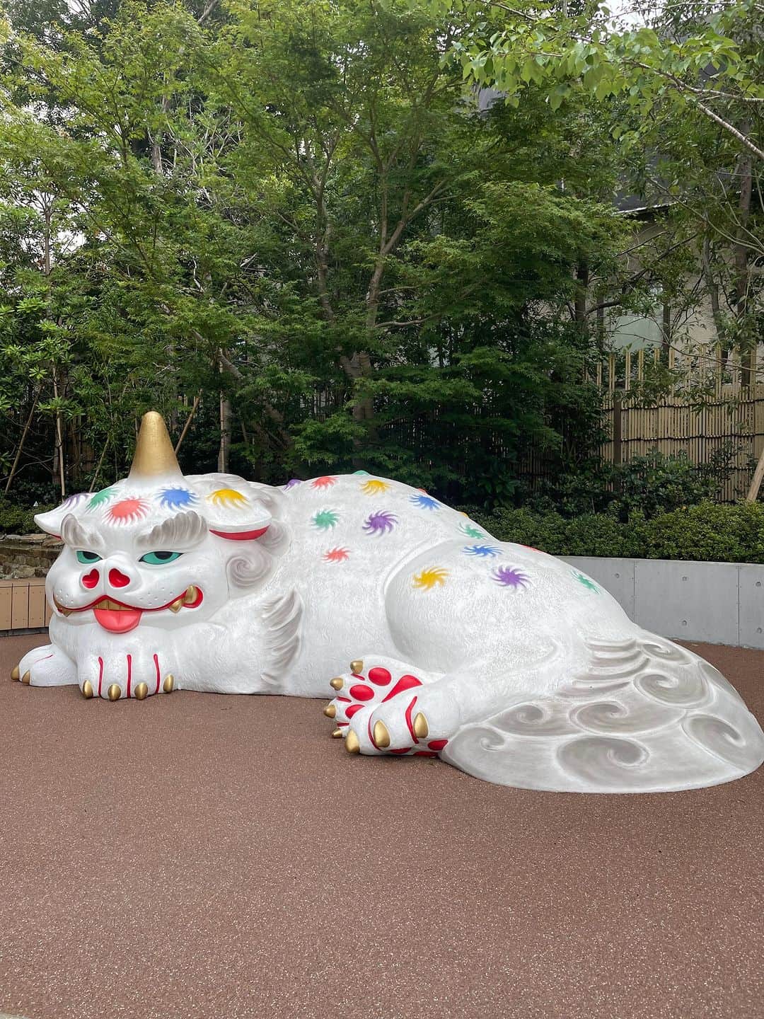 MIRROR OFFICIALのインスタグラム：「こんばんは、CRAFT STOREの雅美です！ 以前ご紹介させていただいた『福岡大名ガーデンシティ』  10月14日（土）~15日（日）でPOP UPを開催するFukuoka Growth Next横にあるのですが、そこには巨大な狛犬がいるのをご存知ですか？  制作したのは、博多人形師の中村弘峰さん。 子供たちが登ったり、寝転んだり、触れて遊べる 「コミュニケーションアート」をテーマにしているのだそう。 POP UP会場のそばに鎮座しているので、ぜひ遊んでみてくださいね🫶  📅2023年10月14日（土）〜15日（日）の2日間 📍Fukuoka Growth Next（福岡大名ガーデンシティ横）  ⏰10月14日（土） 11時〜17時 ・10月15日（日） 11時〜16時  注意事項： 今回のポップアップではギフトラッピング対応は行っておりません。あらかじめご了承ください。  みなさまのお越しを心よりお待ちしております。  :::::::::::::::::::::::::::::::::::::::: ✐後で見返すには保存をタップ◎ ✐CRAFT STOREでは日本のいいものをご紹介 フォローやいいねもとっても励みになります。 @craftstore.jp　 ::::::::::::::::::::::::::::::::::::::::  #クラフトストア #CRAFTSTORE #シンプルな暮らし #食器 #器 #うつわ好き #器好き #うつわ #お皿 #キッチン #POPUP」