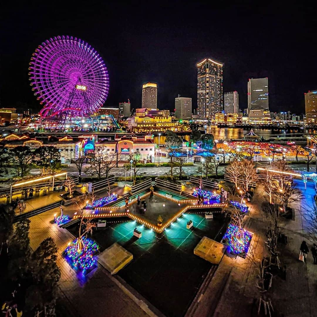 横浜ロイヤルパークホテルのインスタグラム：「… みなとみらいの絶景をご紹介📷  まるで街全体がテーマパークかのようにカラフルに輝き、みなとみらいの新たな一面が垣間見えるお写真です🌃 これから冬に向けて、よこはまコスモワールドを中心にイルミネーション一色になっていくみなとみらいが楽しみですね。  photo by @kanon_pachelbel 様 素敵なお写真ありがとうございます。  … 空と隣り合う「横浜ロイヤルパークホテル」 @yokohamaroyalparkhotel  #横浜ロイヤルパークホテル #yokohamaroyalparkhotel #royalparkhoteljp #ロイパ #横浜ロイパ #横浜ランドマークタワー #ランドマークタワー #ホテル #hotel #ラグジュアリーホテル #luxuryhotel #横浜ホテル #みなとみらいホテル #国内旅行 #横浜旅行 #横浜観光 #みなとみらい観光 #myyokohama #travel_japan #travel_jp #yokohamatrip #yokohamatravel #yokohamahotel #ランドマークタワーの景色 #横浜風景 #横浜カメラ部 #横浜写真部 #yokohamaview」