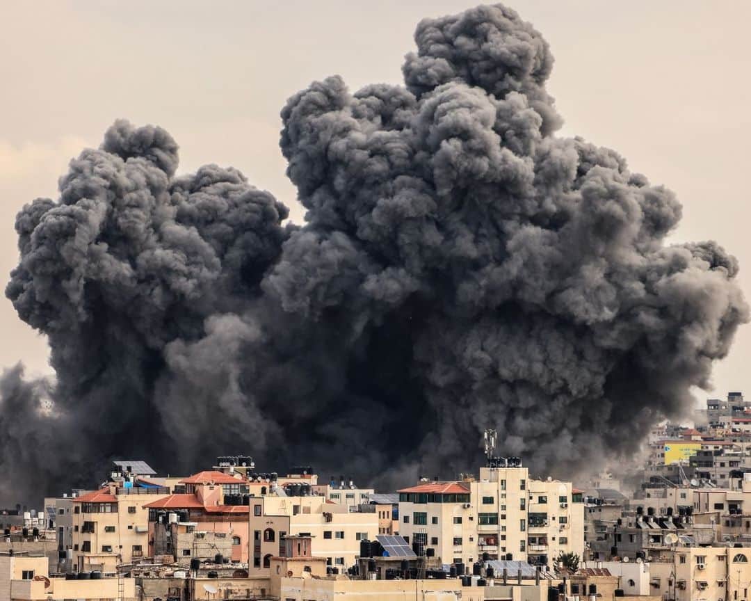 AFP通信さんのインスタグラム写真 - (AFP通信Instagram)「Israel, reeling from the deadliest attack on its territory in half a century, formally declared war on Hamas Sunday as the conflict's death toll surged close to 1,000 after the Palestinian militant group launched a massive surprise assault from Gaza.⁣ ⁣ 1 - A missile explodes in Gaza City during an Israeli air strike on October 8, 2023. 📷 @mahmud_hams⁣ ⁣ 2 - Palestinians inspect the damage following an Israeli airstrike on the Sousi mosque in Gaza City on October 9, 2023. 📷 @mahmud_hams⁣ ⁣ 3 - Palestinians inspect the destruction in a neighbourhood heavily damaged by Israeli airstrikes on Gaza City's Shati refugee camp early on October 9, 2023. 📷 @mahmud_hams⁣ ⁣ 4 -  Two young Palestinians sit in front of a levelled building following overnight Israeli air strikes on Rafah in the southern Gaza Strip, on October 9, 2023. 📷 @saidkhatib⁣ ⁣ 5 - A plume of smoke rises in the sky of Gaza City during an Israeli airstrike on October 9, 2023. 📷 @mahmud_hams⁣ ⁣ 6 - A young woman reacts as she speaks to Israeli rescuers in Tel Aviv, after a was hit by a rocket fired by Palestinian militants from the Gaza Strip on October 7, 2023. 📷 @jackguez⁣ ⁣ 7 -  A man walks past an Israeli police station in Sderot after it was damaged during battles to dislodge Hamas militants who were stationed inside, on October 8, 2023. 📷 @rschemidt⁣ ⁣ ⁣ ⁣ 8 - Israeli soldiers take cover in Sderot on October 9, 2023, during a rocket attack from the Gaza Strip. 📷 @menahemkahana⁣ ⁣ 9 - Residents inspect the damage to their building in the southern city of Ashkelon on October 9, 2023, after it was hit during the night by a rocket from the Gaza Strip. 📷 @menahemkahana⁣ ⁣ 10 - Israeli army reinforcements take position outside the southern city of Sderot near the border with Gaza on October 9, 2023. 📷@jackguez」10月9日 20時01分 - afpphoto