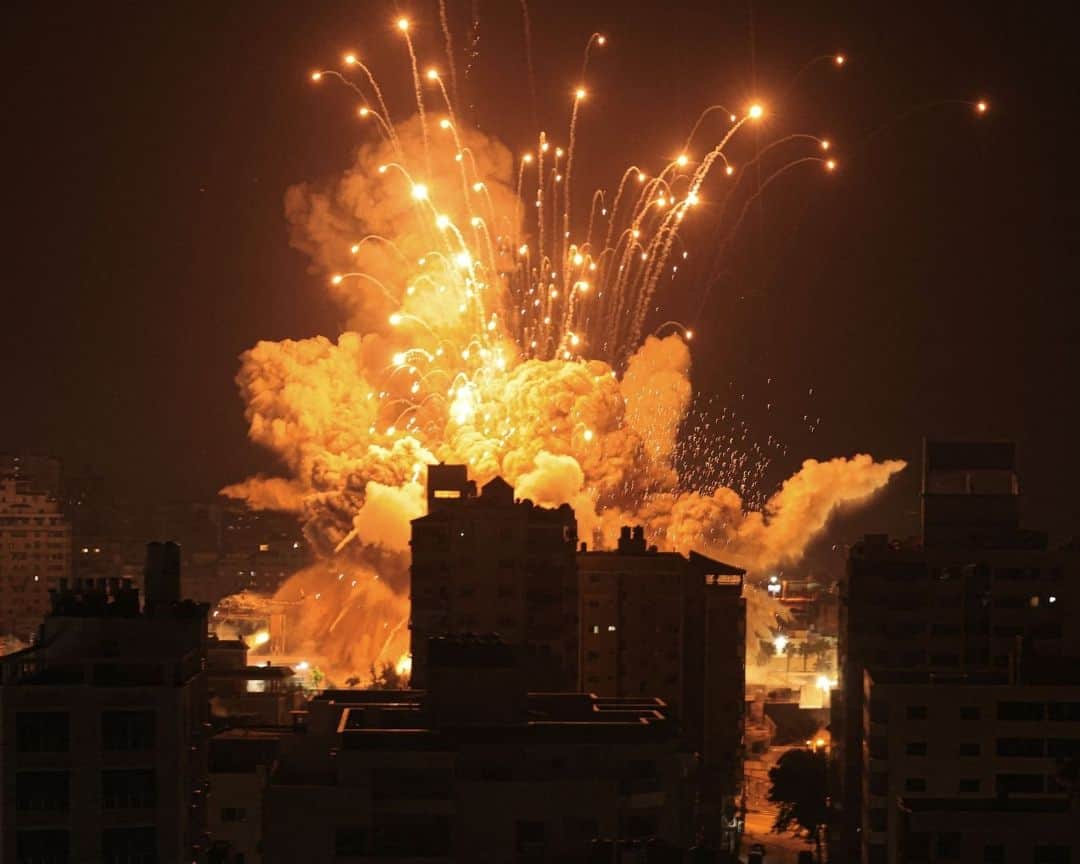 AFP通信のインスタグラム：「Israel, reeling from the deadliest attack on its territory in half a century, formally declared war on Hamas Sunday as the conflict's death toll surged close to 1,000 after the Palestinian militant group launched a massive surprise assault from Gaza.⁣ ⁣ 1 - A missile explodes in Gaza City during an Israeli air strike on October 8, 2023. 📷 @mahmud_hams⁣ ⁣ 2 - Palestinians inspect the damage following an Israeli airstrike on the Sousi mosque in Gaza City on October 9, 2023. 📷 @mahmud_hams⁣ ⁣ 3 - Palestinians inspect the destruction in a neighbourhood heavily damaged by Israeli airstrikes on Gaza City's Shati refugee camp early on October 9, 2023. 📷 @mahmud_hams⁣ ⁣ 4 -  Two young Palestinians sit in front of a levelled building following overnight Israeli air strikes on Rafah in the southern Gaza Strip, on October 9, 2023. 📷 @saidkhatib⁣ ⁣ 5 - A plume of smoke rises in the sky of Gaza City during an Israeli airstrike on October 9, 2023. 📷 @mahmud_hams⁣ ⁣ 6 - A young woman reacts as she speaks to Israeli rescuers in Tel Aviv, after a was hit by a rocket fired by Palestinian militants from the Gaza Strip on October 7, 2023. 📷 @jackguez⁣ ⁣ 7 -  A man walks past an Israeli police station in Sderot after it was damaged during battles to dislodge Hamas militants who were stationed inside, on October 8, 2023. 📷 @rschemidt⁣ ⁣ ⁣ ⁣ 8 - Israeli soldiers take cover in Sderot on October 9, 2023, during a rocket attack from the Gaza Strip. 📷 @menahemkahana⁣ ⁣ 9 - Residents inspect the damage to their building in the southern city of Ashkelon on October 9, 2023, after it was hit during the night by a rocket from the Gaza Strip. 📷 @menahemkahana⁣ ⁣ 10 - Israeli army reinforcements take position outside the southern city of Sderot near the border with Gaza on October 9, 2023. 📷@jackguez」