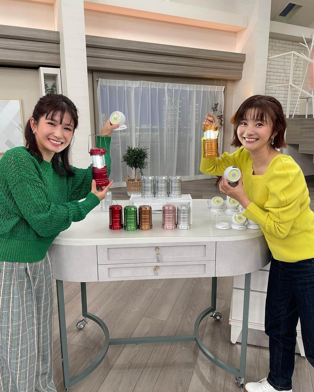 小西ゆりなさんのインスタグラム写真 - (小西ゆりなInstagram)「@qvc_japan 生放送ご覧いただき、ありがとうございました✨ QVC最安値！送料無料！は本日限りですので、残り数時間💦お急ぎくださーい😂 沢山のご注文ありがとうございます‼️  同い年で！誕生日も1日違い！何かと共通点が多くて、勝手に親近感湧きまくりの　@qvc_fujiharayuka ナビとOA終わりに一緒に撮っていただきました♡ #qvc #qvcジャパン #商品アドバイザー #小西ゆりな #浅井企画 #人感センサーライト #コンパクトランタン #最安値 #送料無料 #ご検討はお早めに」10月9日 20時02分 - yurina_konishi