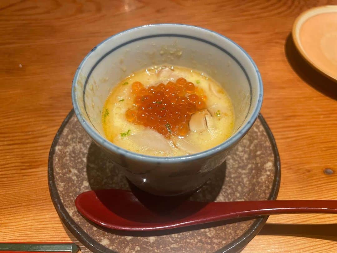 藤本憲明さんのインスタグラム写真 - (藤本憲明Instagram)「腰掛け割烹　その 鹿児島市にあるお店🍽️ かに🦀は最高 お刺身、茶碗蒸し、鮑もいくら丼もめっちゃ美味しい👏  他にもエビクリームコロッケ、さんまなども抜群👍 まだまだ食べたいものがいっぱい😋  また行きたいお店🫶  #鹿児島グルメ #腰掛け割烹その #鹿児島ディナー #懐石料理 #毛蟹 #鮑 #いくら」10月9日 20時02分 - noriaki_fujimoto