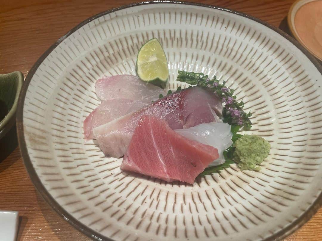 藤本憲明さんのインスタグラム写真 - (藤本憲明Instagram)「腰掛け割烹　その 鹿児島市にあるお店🍽️ かに🦀は最高 お刺身、茶碗蒸し、鮑もいくら丼もめっちゃ美味しい👏  他にもエビクリームコロッケ、さんまなども抜群👍 まだまだ食べたいものがいっぱい😋  また行きたいお店🫶  #鹿児島グルメ #腰掛け割烹その #鹿児島ディナー #懐石料理 #毛蟹 #鮑 #いくら」10月9日 20時02分 - noriaki_fujimoto