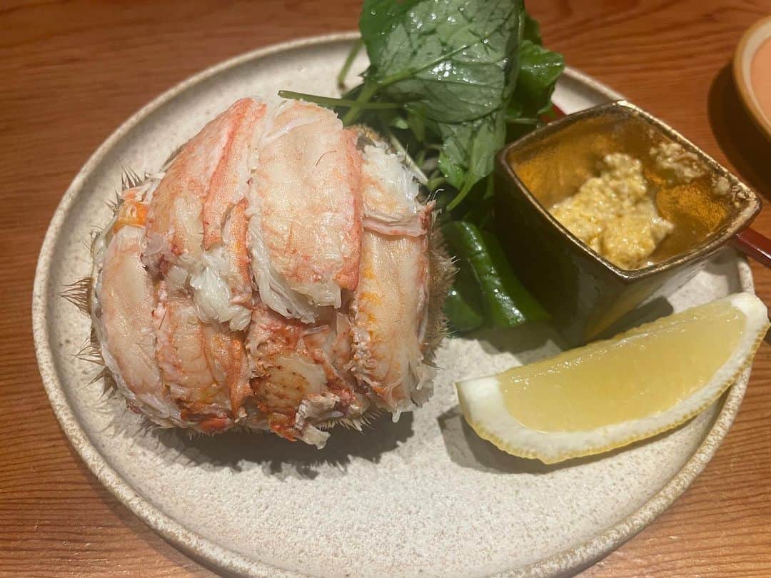 藤本憲明のインスタグラム：「腰掛け割烹　その 鹿児島市にあるお店🍽️ かに🦀は最高 お刺身、茶碗蒸し、鮑もいくら丼もめっちゃ美味しい👏  他にもエビクリームコロッケ、さんまなども抜群👍 まだまだ食べたいものがいっぱい😋  また行きたいお店🫶  #鹿児島グルメ #腰掛け割烹その #鹿児島ディナー #懐石料理 #毛蟹 #鮑 #いくら」