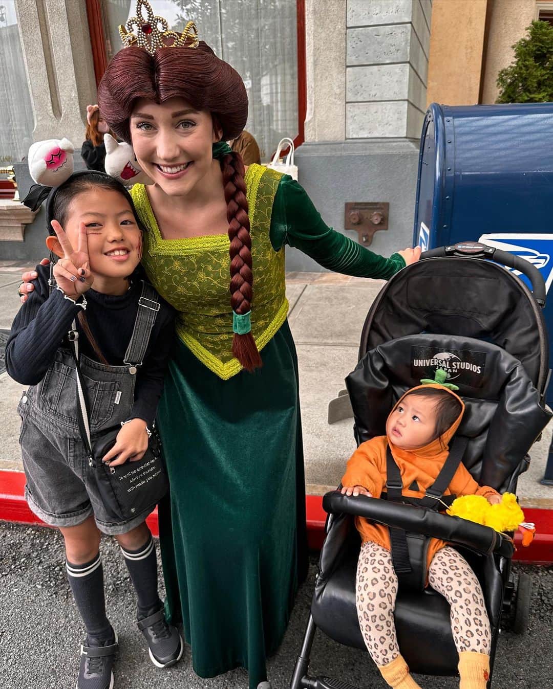 国枝洋子さんのインスタグラム写真 - (国枝洋子Instagram)「3連休USJの旅🇺🇸  ハロウィン仕様でadoのダンスも練習して行ったのに ゾンビ出てきたら爆泣きして 何もできなかったじゅんな姉さんと ゾンビに笑顔で手を振るハンナ丸でした😅」10月9日 20時03分 - kunieda_yoko