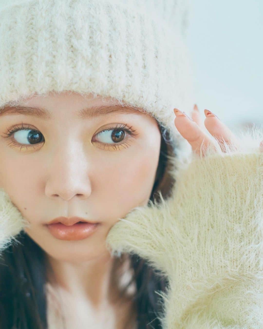 のインスタグラム：「とっても楽しかった撮影 🥲🤍  もこもこのお洋服がお気に入り ☁  他のカットも また載せるね👩🏻‍❤️‍👩🏻」