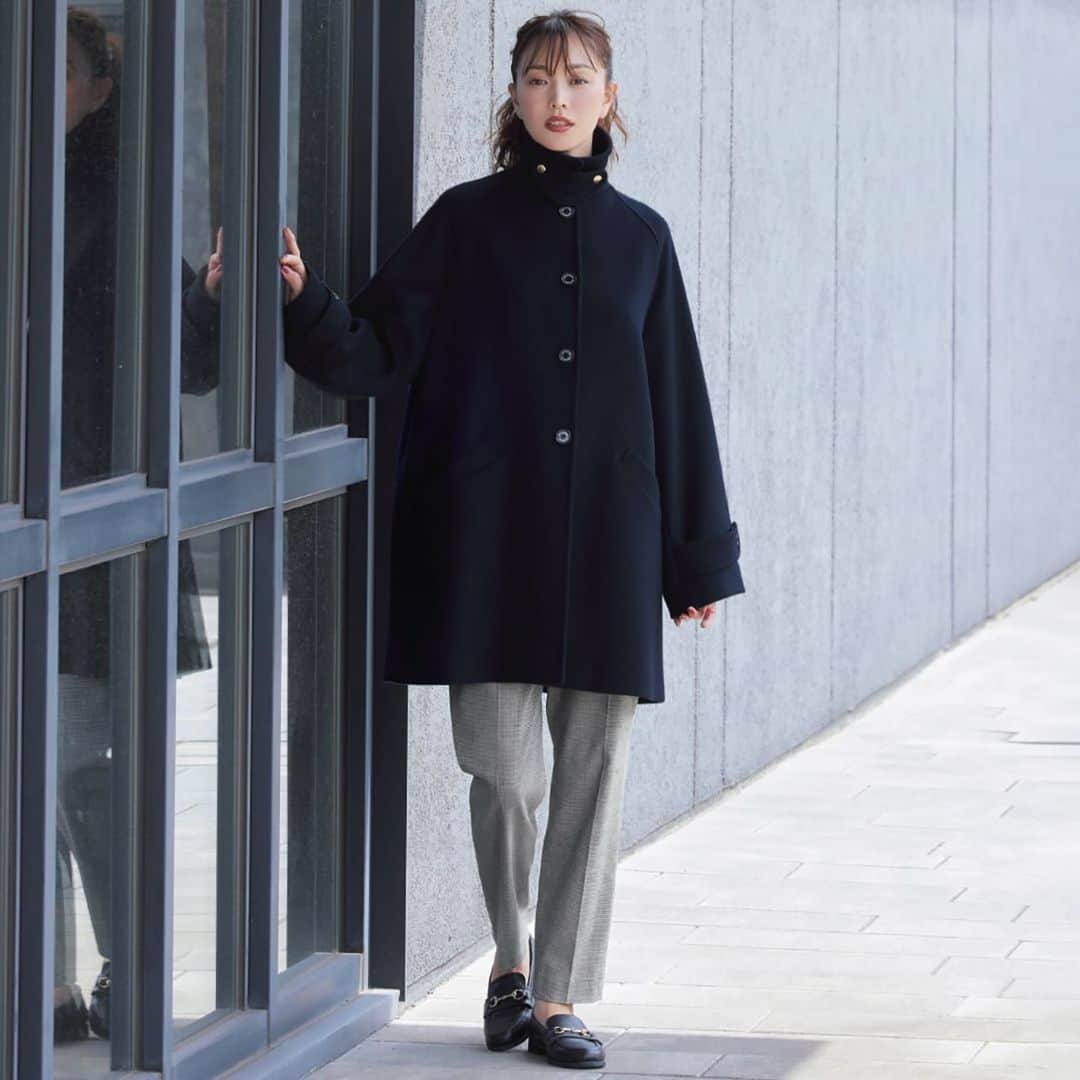 のインスタグラム：「蛯原友里さんが着るマッキントッシュ フィロソフィーの最旬トラッド 飽きのこない定番から今季のマストハブまでを一気にお届け！  英国発の老舗ブランド「マッキントッシュ」のセカンドラインとして 絶大な支持を集める「マッキントッシュ フィロソフィー」（@mackintoshphilosophy）。   人気急上昇中の注目モデル「ウェルベリー」がさらにバリエーション豊富に！   LEE11月号＆LEEwebでは、ブランドのアイコンであり、 秋冬ワードローブの軸となるアウターを中心に、 今シーズンの新作をたっぷりとご紹介しています！  商品やコーディネートの詳細は、LEE11月号＆LEEwebでチェックしてみてくださいね。  #mackintoshphilosophy #マッキントッシュフィロソフィー #PR #magazinelee」
