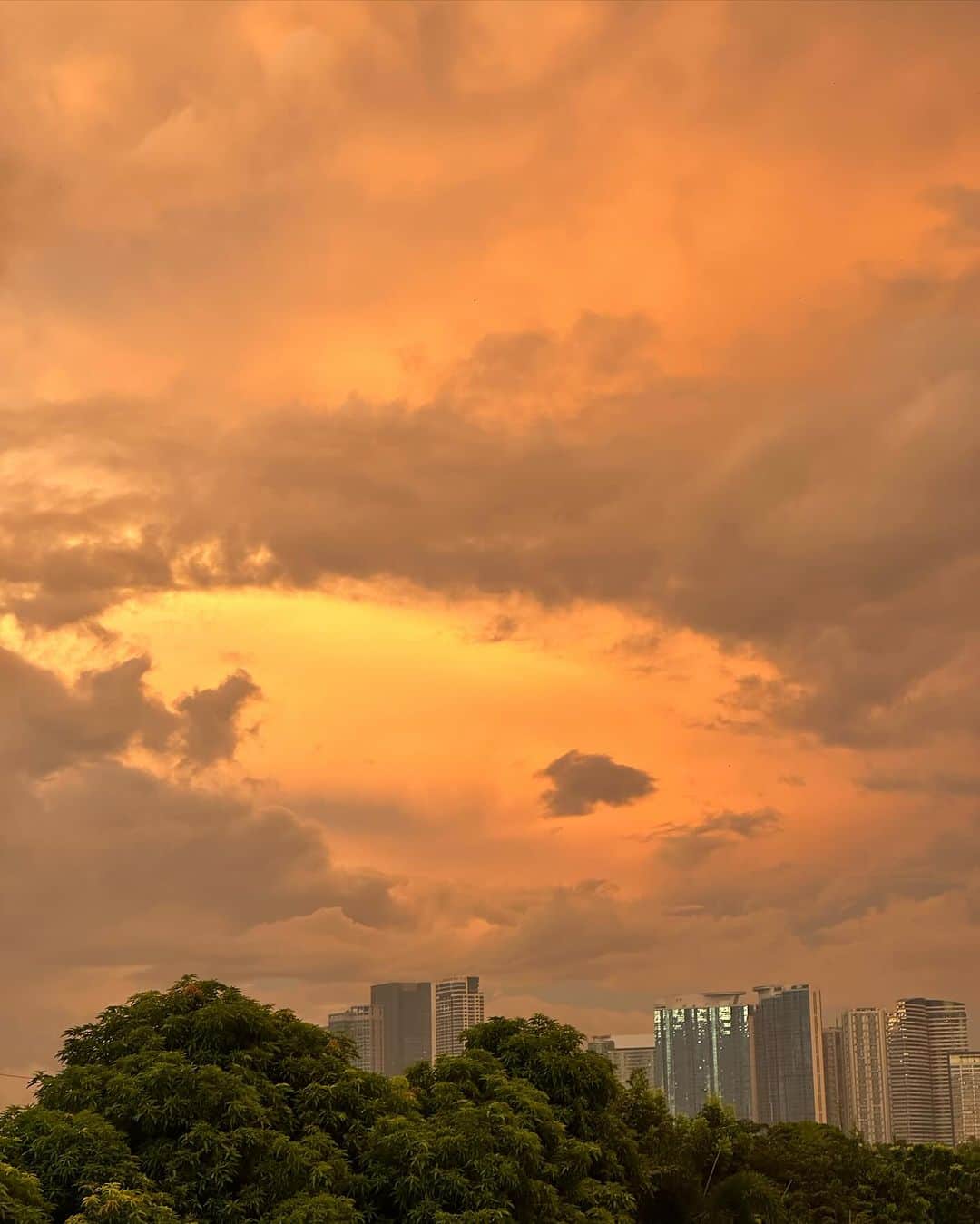 アン・カーティスのインスタグラム：「Manila Vanilla Sky with the apple of my eye 🍎」