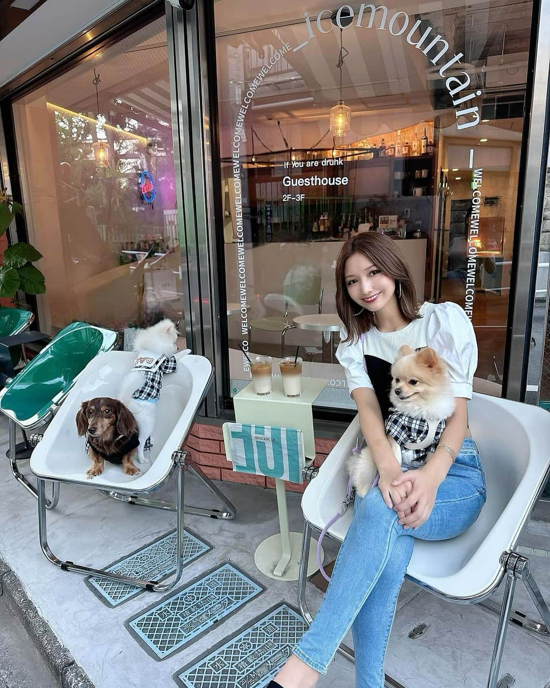 airiのインスタグラム：「⁡ 店内×テラス🐶OKの海外っぽカフェ☕️♡ ⁡ みんなで写ってる写真の時はいぬ達より ママの盛れ度優先にさせて貰ってます(笑) ⁡ ウモだけ抱っこしたからぴのクムご機嫌斜め？ ⁡ #いぬすたぐらむ #いぬのいる暮らし  #いぬのいる生活 #犬のいる暮らし  #犬のいる生活 #愛犬家 #愛犬 #ポメ #ミニチュアダックスフンド #多頭飼い  #ミニチュアダックス #ポメラニアン  #犬とお出かけ #ポメラニアンパピー #子犬 #パピー #パピー犬 #ポメラニアン子犬  #犬okカフェ #犬ok #犬同伴可 #犬カフェ」