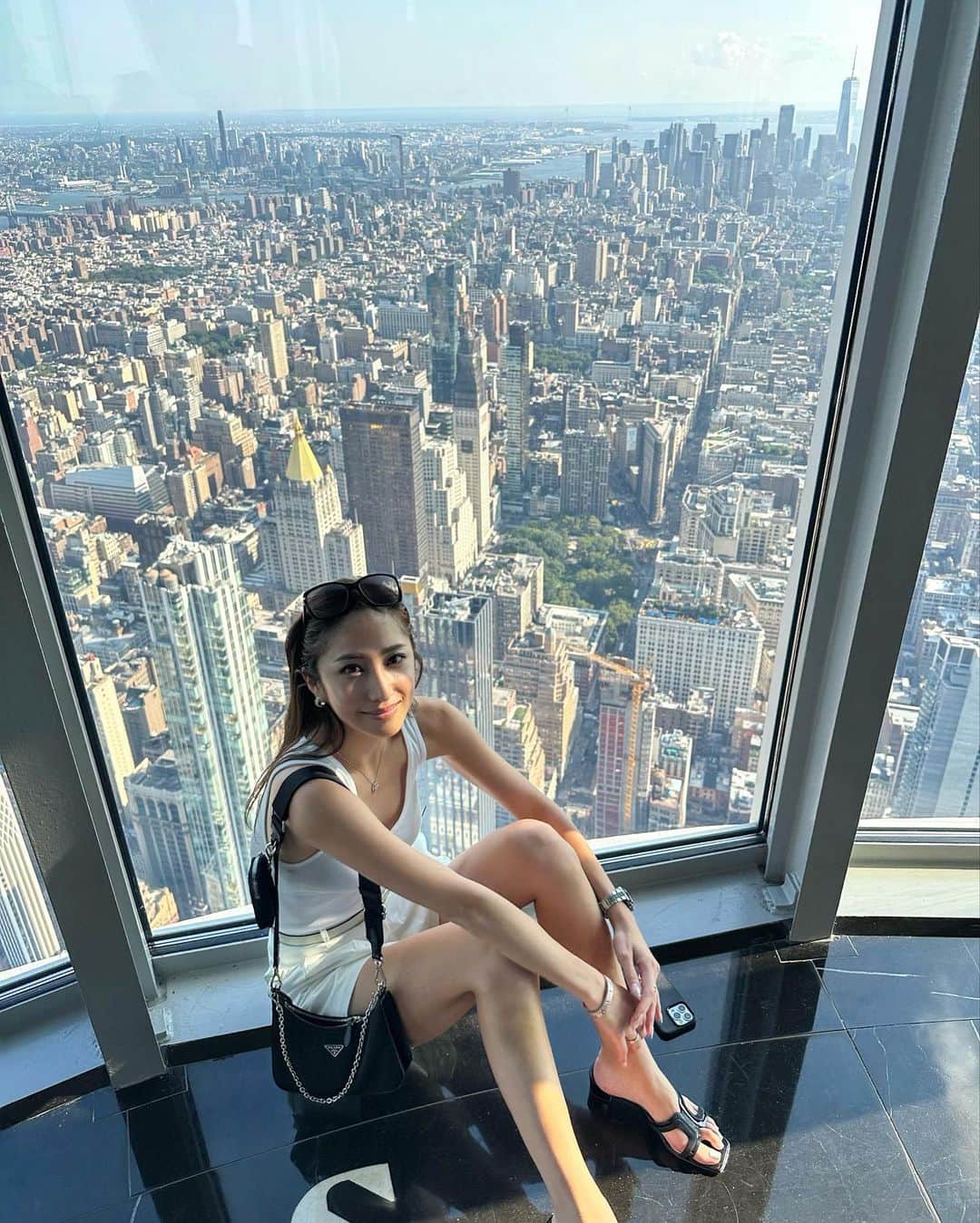 雨宮みずきさんのインスタグラム写真 - (雨宮みずきInstagram)「On the Empire State Building 🏙  一度は登ってみたかった エンパイア・ステート・ビル @empirestatebldg✨  メイン展望台が86階プラスでお金を払って💰 トップ展望台 102階まで行ってきたよ〜！！ 一度は世界で1番高いビルだっただけあって高かった！ 高いところ大好きだからテンション上がる〜😆 New Yorkを一望できました👀✨✨ 夜の夜景も綺麗だろうな〜😎🌃🌉  ５枚目謎のドアップ😂笑 しかもすごい画質いい🤣笑  #empirestatebuilding #empirestatebuildingview #newyork #newyorktravel #newyork_instagram #エンパイアステートビル #展望台からの景色」10月9日 20時07分 - ammymzk0926