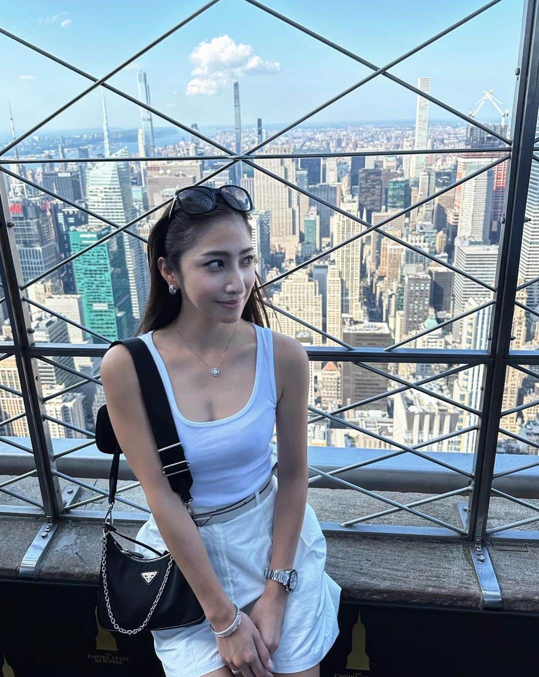 雨宮みずきさんのインスタグラム写真 - (雨宮みずきInstagram)「On the Empire State Building 🏙  一度は登ってみたかった エンパイア・ステート・ビル @empirestatebldg✨  メイン展望台が86階プラスでお金を払って💰 トップ展望台 102階まで行ってきたよ〜！！ 一度は世界で1番高いビルだっただけあって高かった！ 高いところ大好きだからテンション上がる〜😆 New Yorkを一望できました👀✨✨ 夜の夜景も綺麗だろうな〜😎🌃🌉  ５枚目謎のドアップ😂笑 しかもすごい画質いい🤣笑  #empirestatebuilding #empirestatebuildingview #newyork #newyorktravel #newyork_instagram #エンパイアステートビル #展望台からの景色」10月9日 20時07分 - ammymzk0926