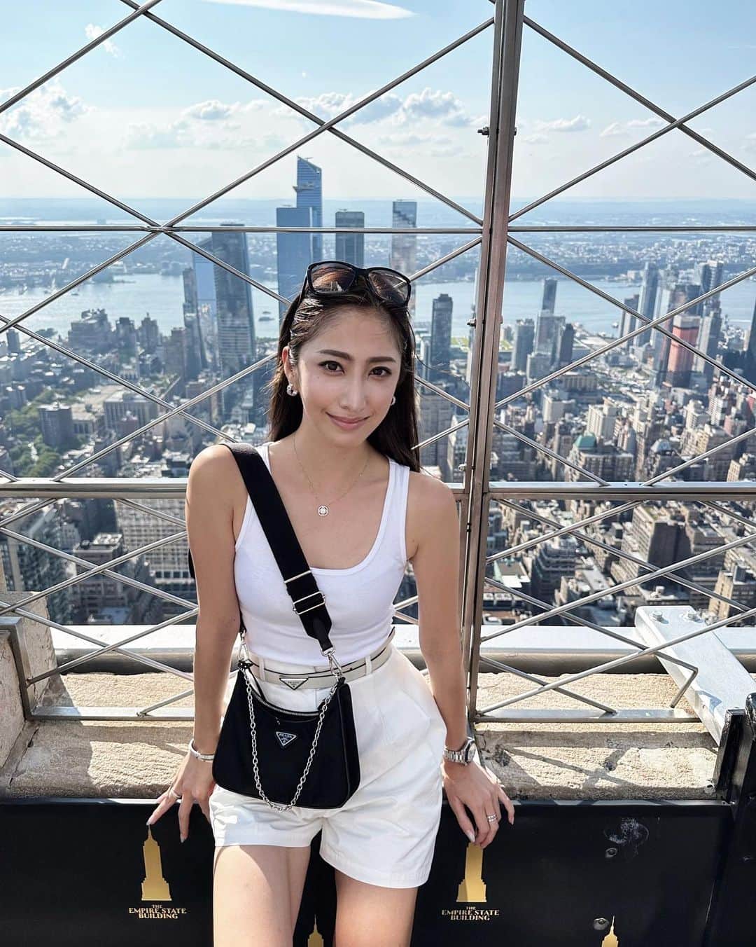 のインスタグラム：「On the Empire State Building 🏙  一度は登ってみたかった エンパイア・ステート・ビル @empirestatebldg✨  メイン展望台が86階プラスでお金を払って💰 トップ展望台 102階まで行ってきたよ〜！！ 一度は世界で1番高いビルだっただけあって高かった！ 高いところ大好きだからテンション上がる〜😆 New Yorkを一望できました👀✨✨ 夜の夜景も綺麗だろうな〜😎🌃🌉  ５枚目謎のドアップ😂笑 しかもすごい画質いい🤣笑  #empirestatebuilding #empirestatebuildingview #newyork #newyorktravel #newyork_instagram #エンパイアステートビル #展望台からの景色」
