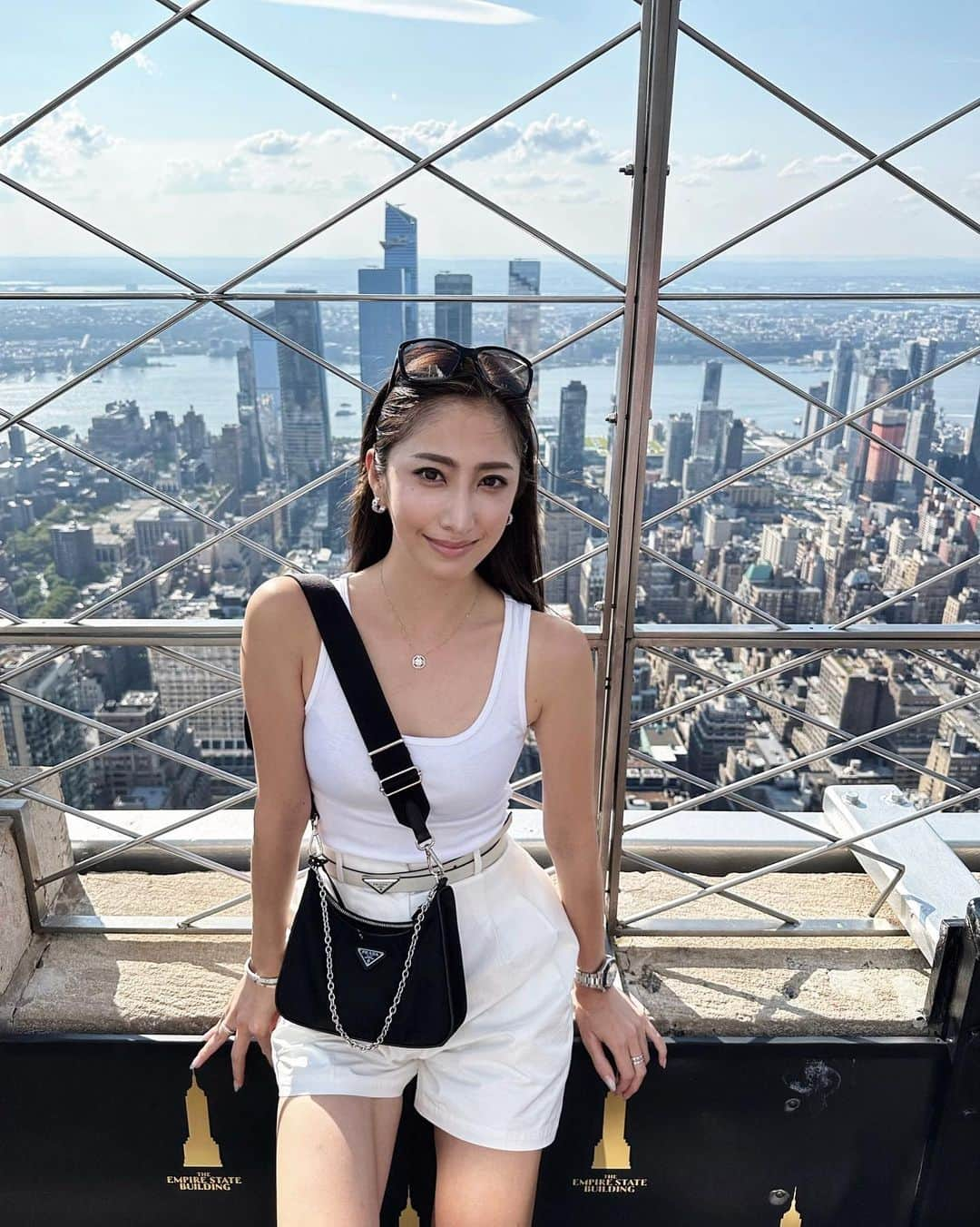 雨宮みずきのインスタグラム：「On the Empire State Building 🏙  一度は登ってみたかった エンパイア・ステート・ビル @empirestatebldg✨  メイン展望台が86階プラスでお金を払って💰 トップ展望台 102階まで行ってきたよ〜！！ 一度は世界で1番高いビルだっただけあって高かった！ 高いところ大好きだからテンション上がる〜😆 New Yorkを一望できました👀✨✨ 夜の夜景も綺麗だろうな〜😎🌃🌉  ５枚目謎のドアップ😂笑 しかもすごい画質いい🤣笑  #empirestatebuilding #empirestatebuildingview #newyork #newyorktravel #newyork_instagram #エンパイアステートビル #展望台からの景色」