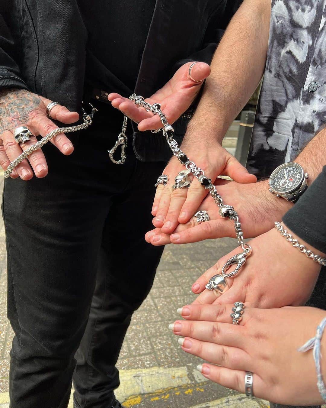 のインスタグラム：「Great to see @nigeljbarton back in the shop with the family last Saturday! @jake_h_barton @mackenziebartonx  . Getting kitted out with some fresh pieces to add to their killer collection 🔥  . . . . . #silver #sterling #jewellery #fashion #skull #tattoo #chain #family #biker #gothic」