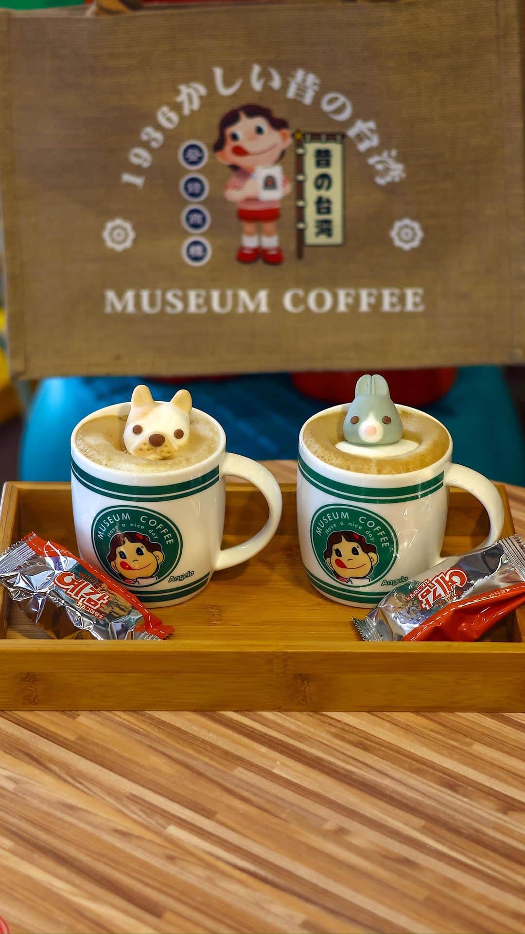 きょん。のインスタグラム：「50年代博物館咖啡 @museum.coffee  ここ本当に日本じゃないの？！  ってくらい、 日本の懐かしアイテムがずらりと並ぶ、 台北市内のカフェ「50年代博物館咖啡」。  それにしてもすごくないですか、 このどこを切り取っても日本な感じ。  店頭に佇むペコちゃんといい、 思わず乗ってみたくなる昔なつかしいサトちゃんといい、 ハマる人にはとことんハマるお店だと思う、ここ。  車をそのまま生かしたレジも必見！  おすすめは、動物に見立てたマシュマロを浮かべて楽しむカフェラテ☕️  店名:50年代博物館咖啡 住所:台北市大安區光復南路421巷9-1號  #50年代博物館咖啡#台北#台北グルメ#taipei #taipeitrip#台北旅行#taipeifood#taipeigourmet#台北カフェ」