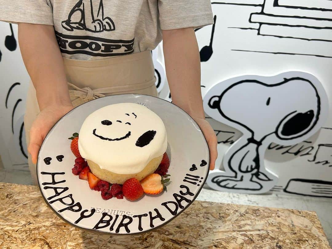 のインスタグラム：「【PEANUTS Cafe SUNNY SIDE kitchen】  スヌーピーのケーキとオリジナルマグカップがセットになった、 特別なひと時が過ごせるアニバーサリープラン！  完全貸切のコンセプトルームでお友達や大切な人のお祝いにいかがでしょうか。  ご予約は、@peanutscafe_tokyo トップのリンクよりHPのショップページにてご確認ください。 ---------------------------------- ▶SHOP INFO 〒150-0001 東京都渋谷区神宮前1-14-30 WITH HARAJUKU B2F  OPEN/ 9:00 - CLOSE/ 21:30（L.O. 20:30） ----------------------------------」
