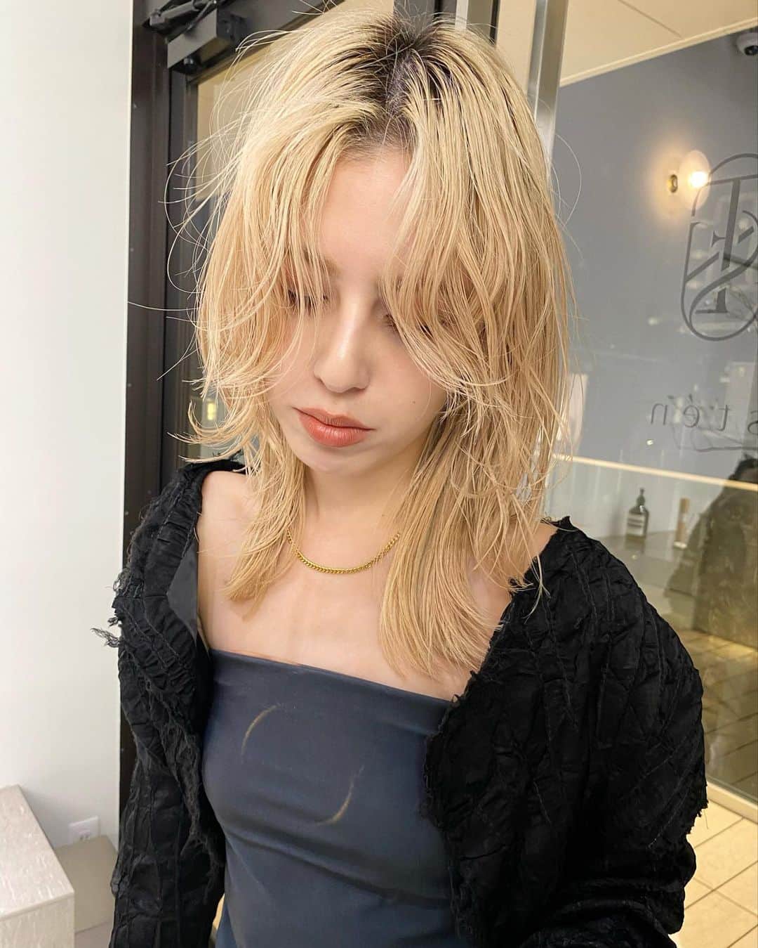 きぬがわひかるのインスタグラム：「〝blond layer〟  pointで作った顔まわりでラフに巻いてクセ毛パーマっぽく◎」